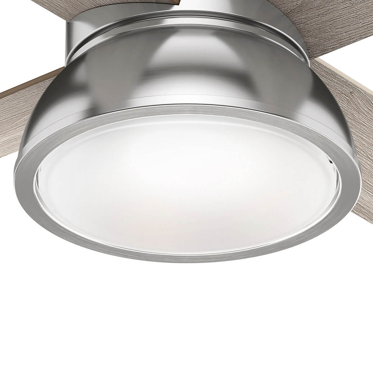 Nahaufnahme des integrierten Lichts eines Deckenventilators. Es hat ein kreisförmiges weißes Licht, umgeben von einem silbernen Rahmen.