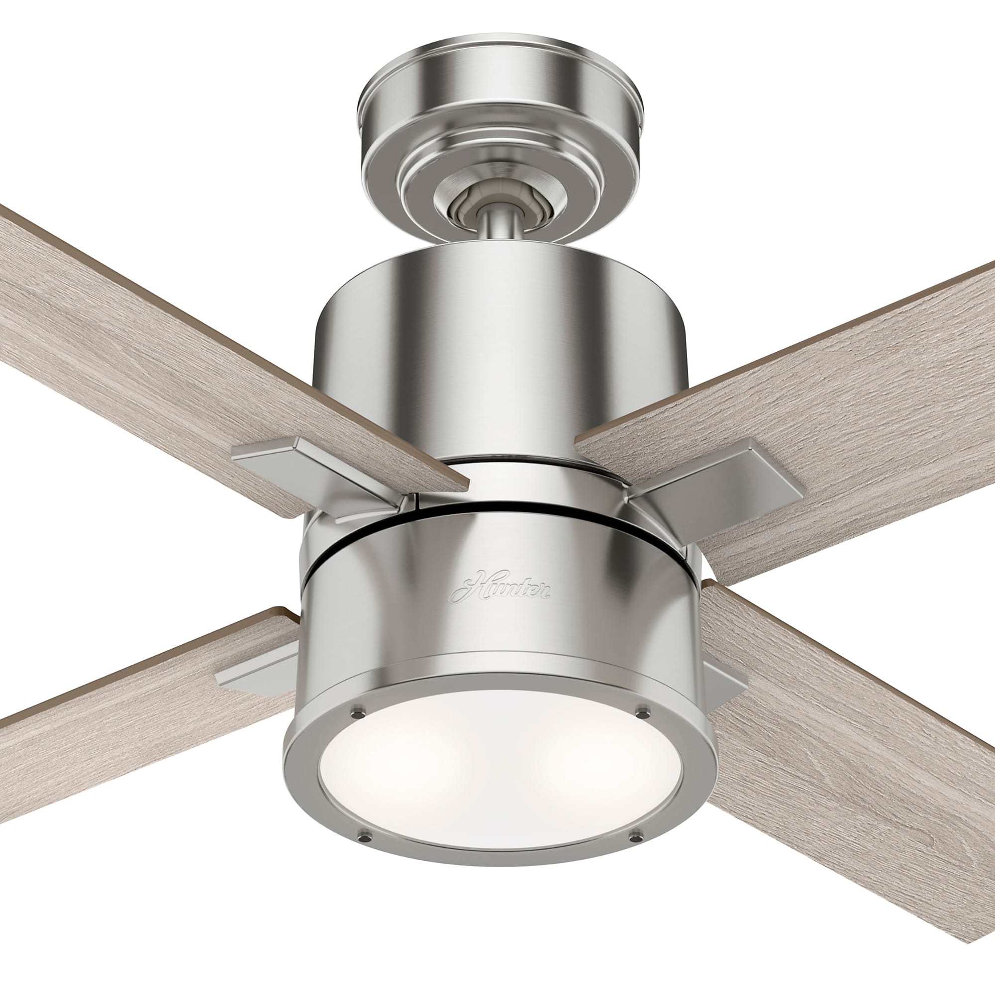 Deckenventilator mit vier hellbraunen Flügeln, silbernem Motorgehäuse und einer Leuchte.