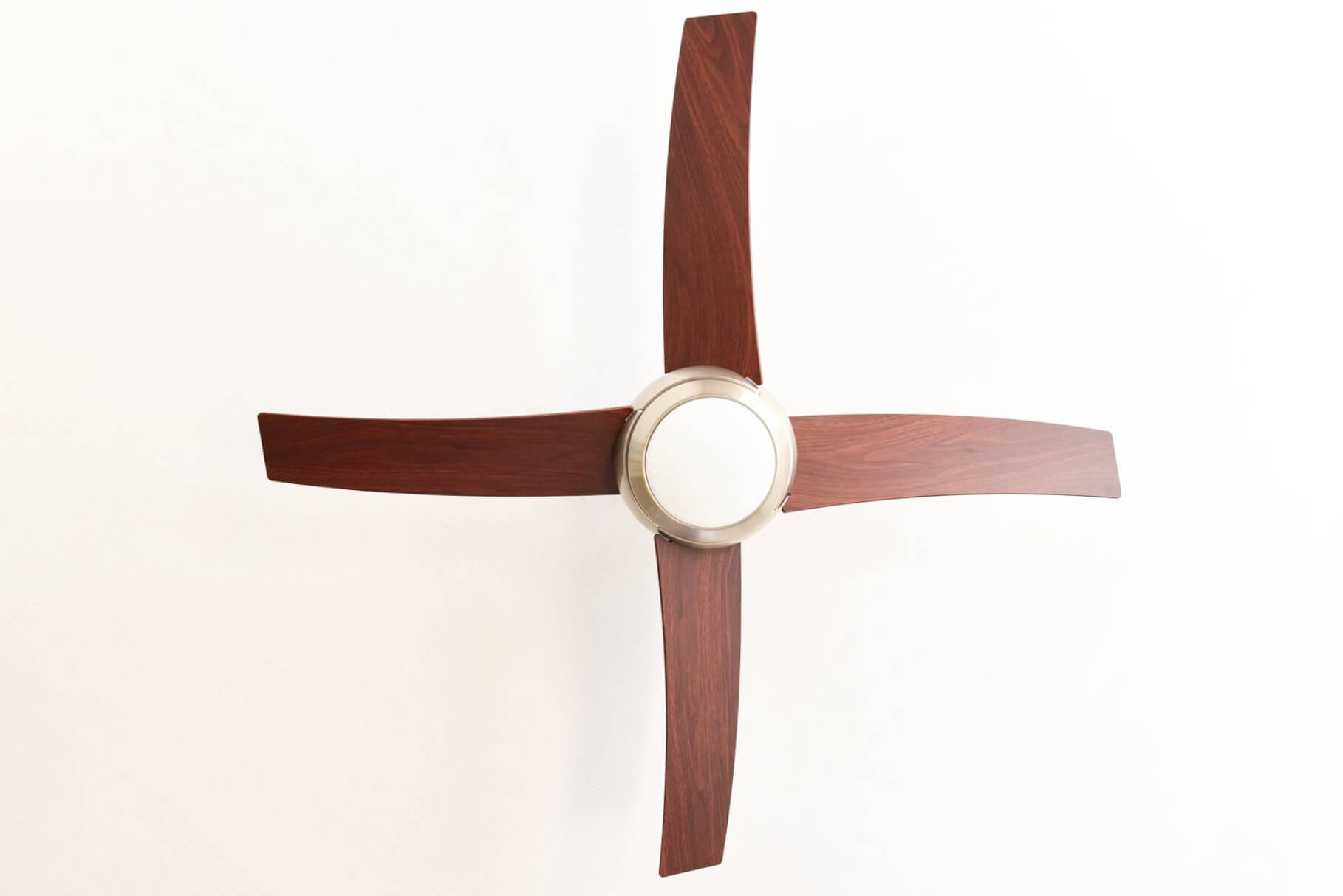 Deckenventilator mit vier braunen Blättern und silberner Mitte vor weißem Hintergrund.
