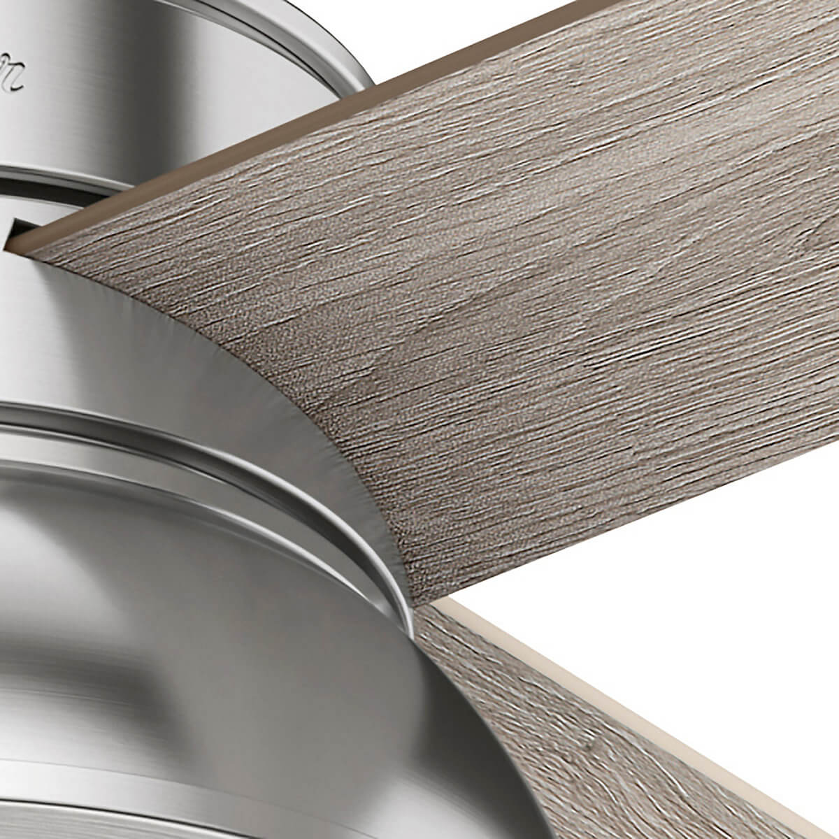 Holzoptik-Deckenventilatorflügel. Silberne Zierleisten und Hardware.
