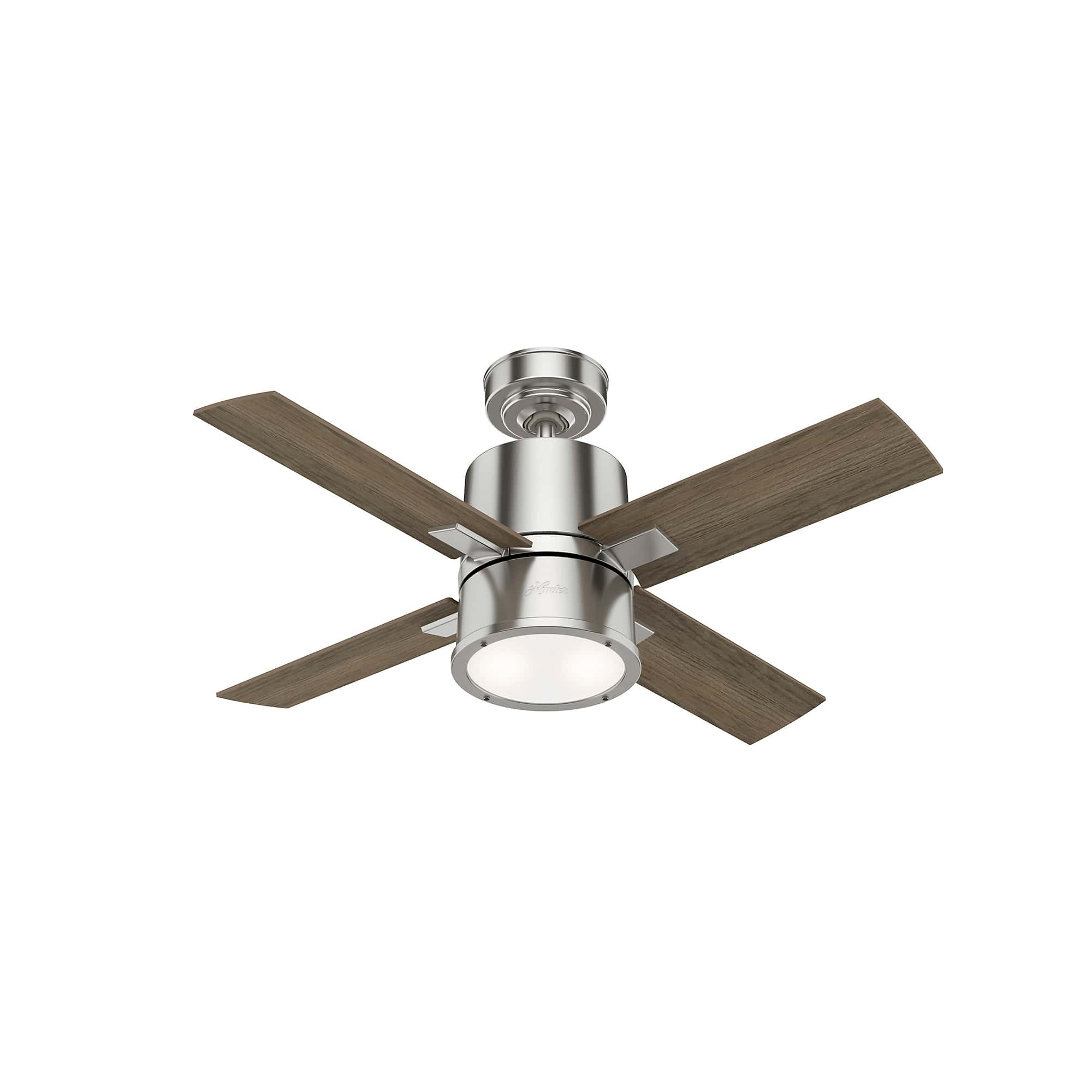 Deckenventilator mit silbernem Motor und Holzflügeln vor weißem Hintergrund.
