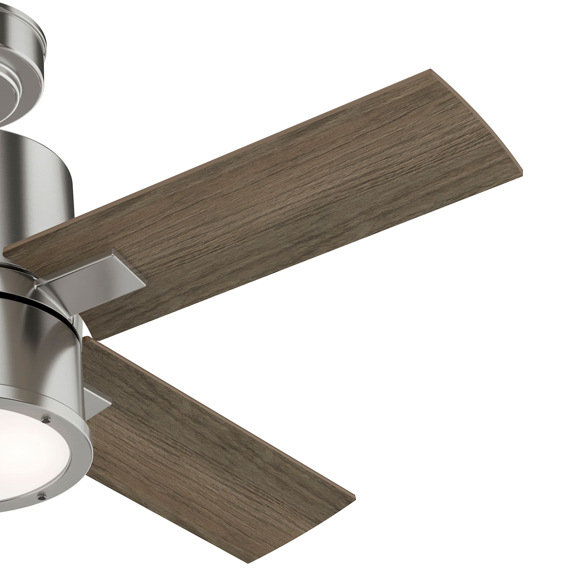 Ein Deckenventilator mit drei Flügeln aus holzähnlichem Material, einem silbernen Motor und einer Leuchte.