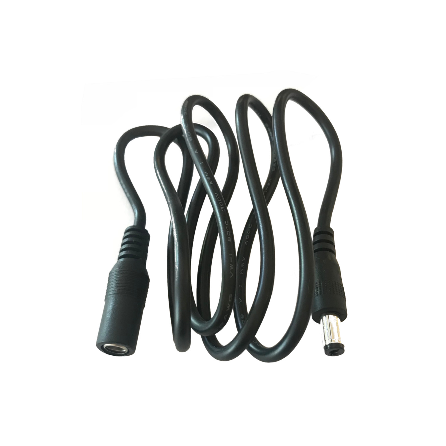 Ein schwarzes Stromkabel mit einer Buchse und einem Stecker.
