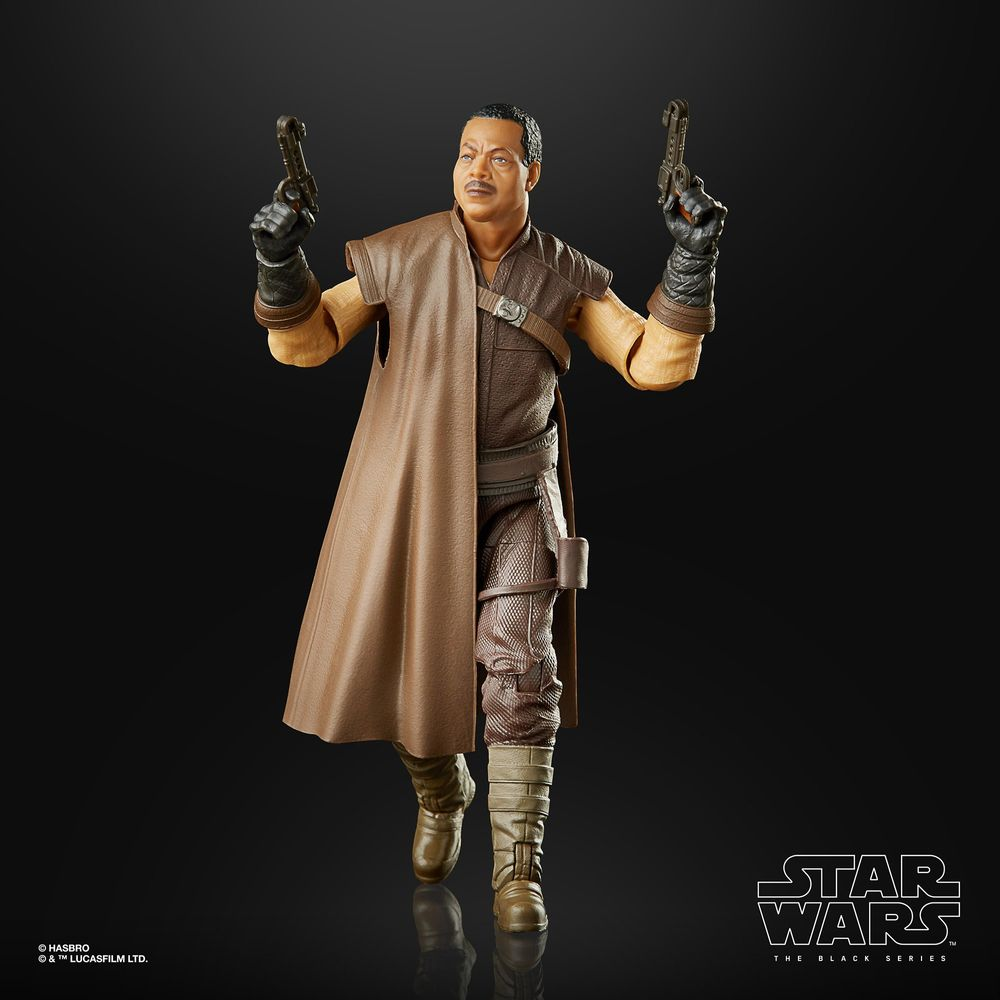 Actionfigur von Lando Calrissian aus Star Wars. Er trägt braune Kleidung, hält zwei Waffen und lächelt.