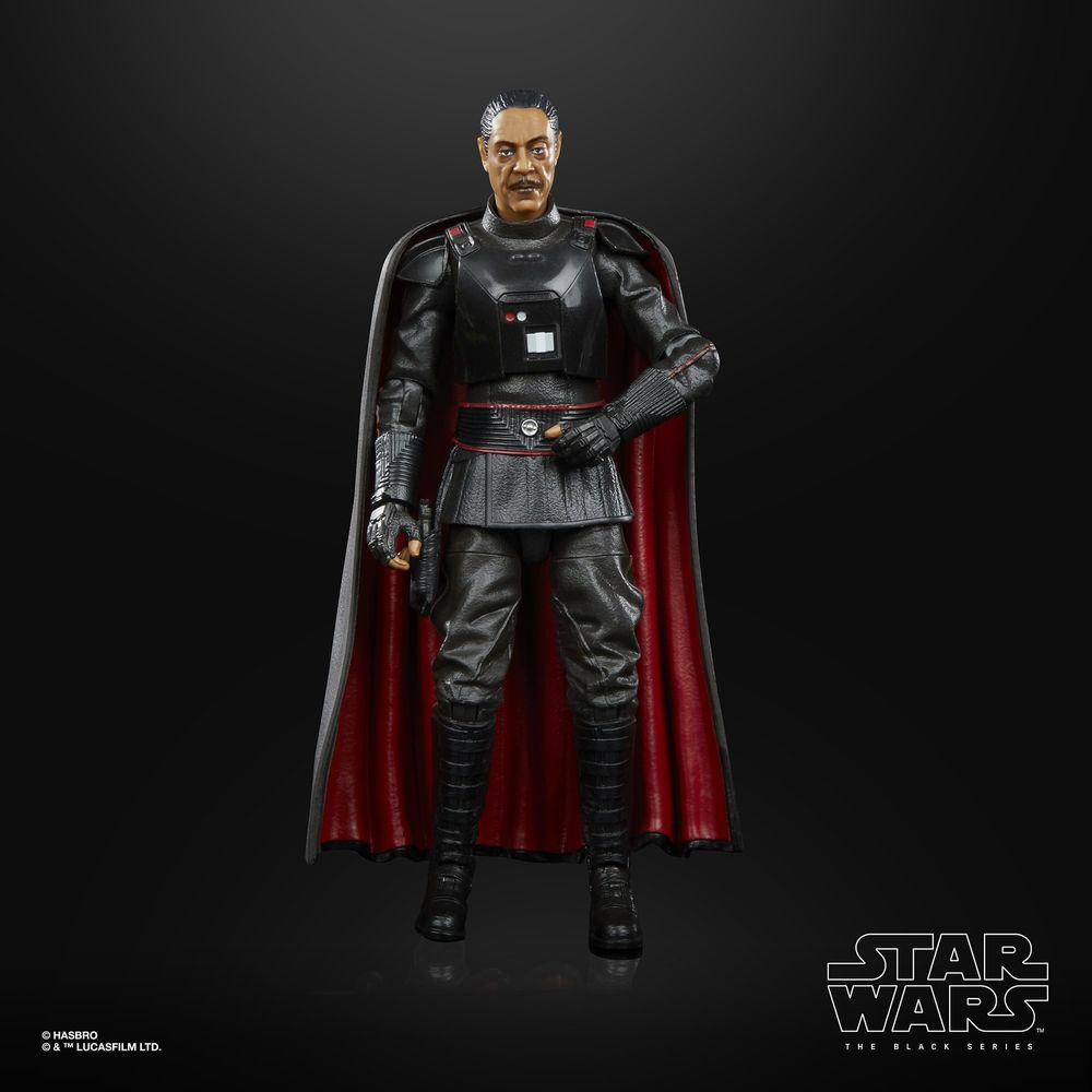 Star Wars Figur. Mann in schwarzer Uniform, rotem Umhang, steht auf schwarzer Oberfläche. Star Wars Logo.