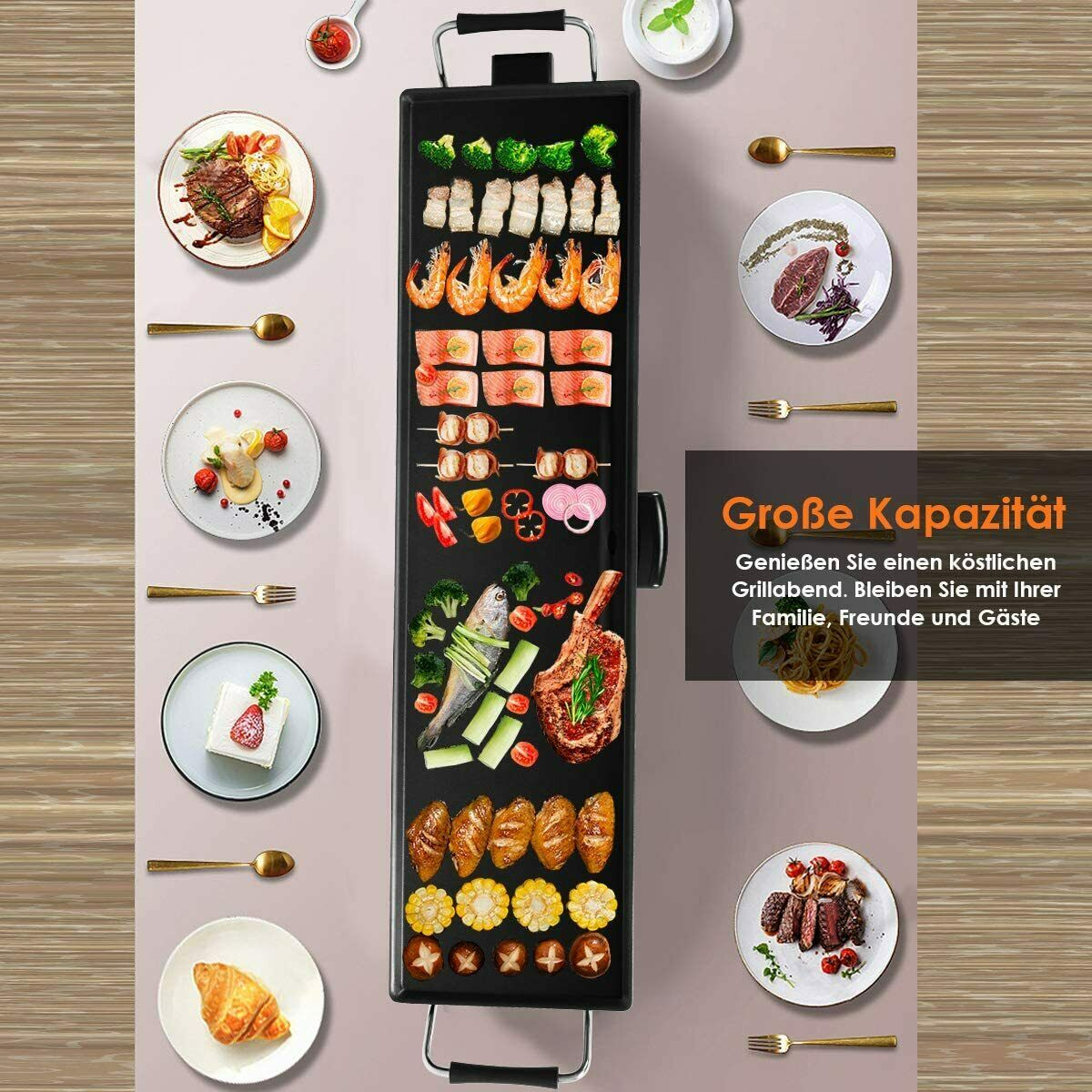 Eine Vielzahl von gegrillten Speisen ist auf einem rechteckigen Grill angeordnet. Es gibt Teller und Servierutensilien.