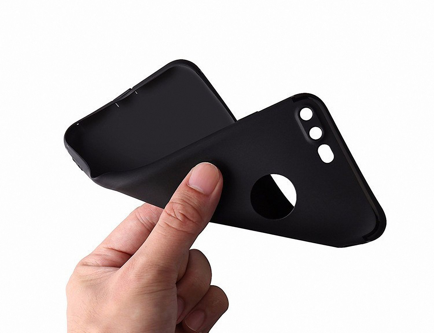 Eine Hand hält eine schwarze Handyhülle. Die Hülle ist flexibel und offen. Der Hintergrund ist weiß.