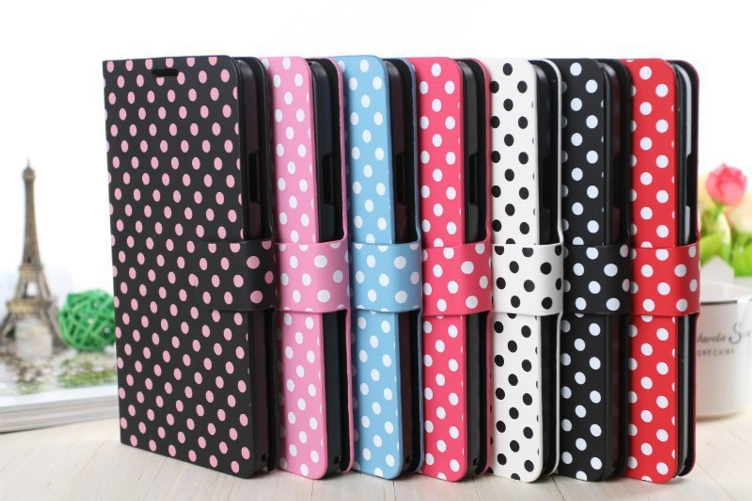 Reihe von Handyhüllen mit Polka Dots. Verschiedene Farben, weißer Hintergrund.