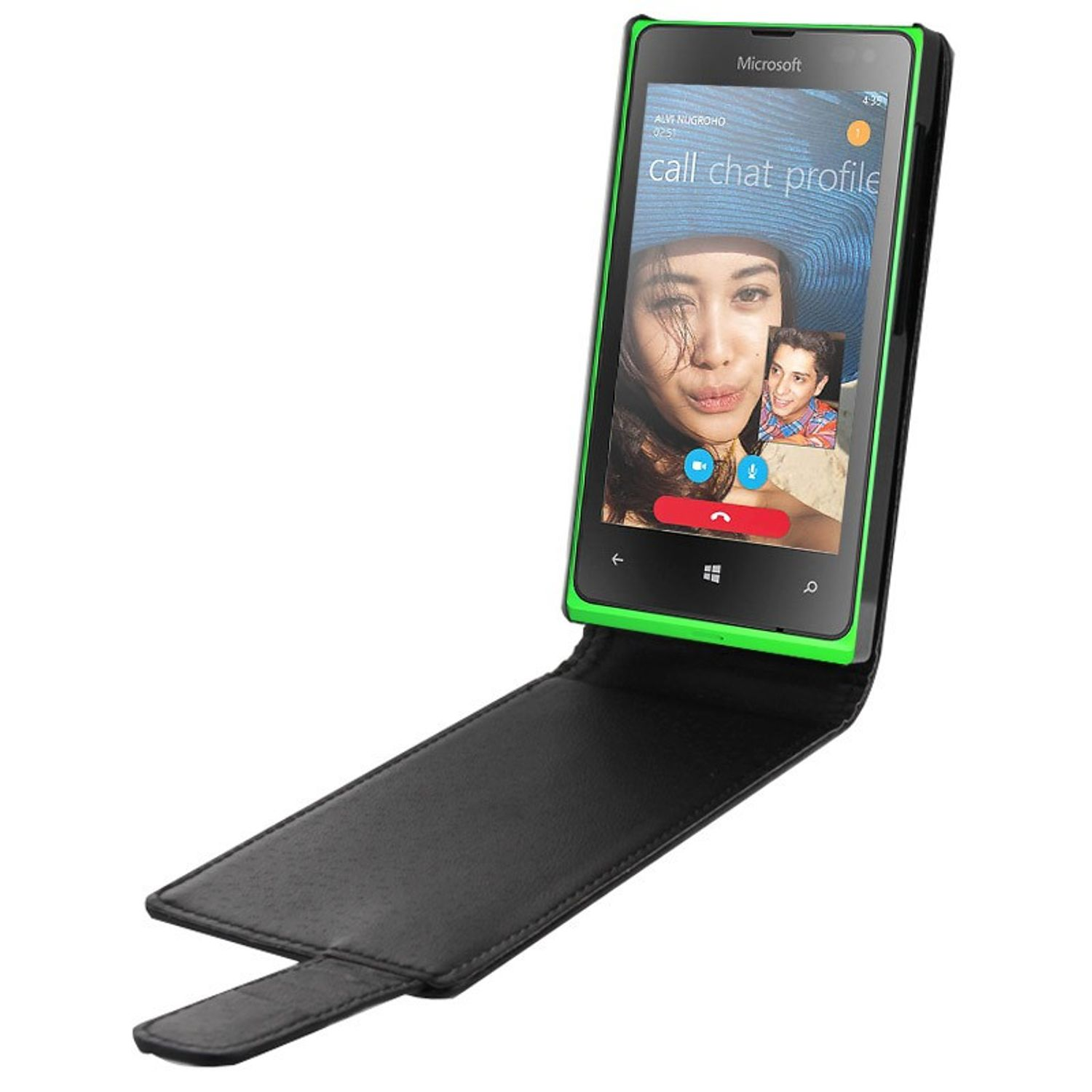 Ein Telefon mit grüner Hülle zeigt einen Videoanruf mit einer Frau und einem Mann.