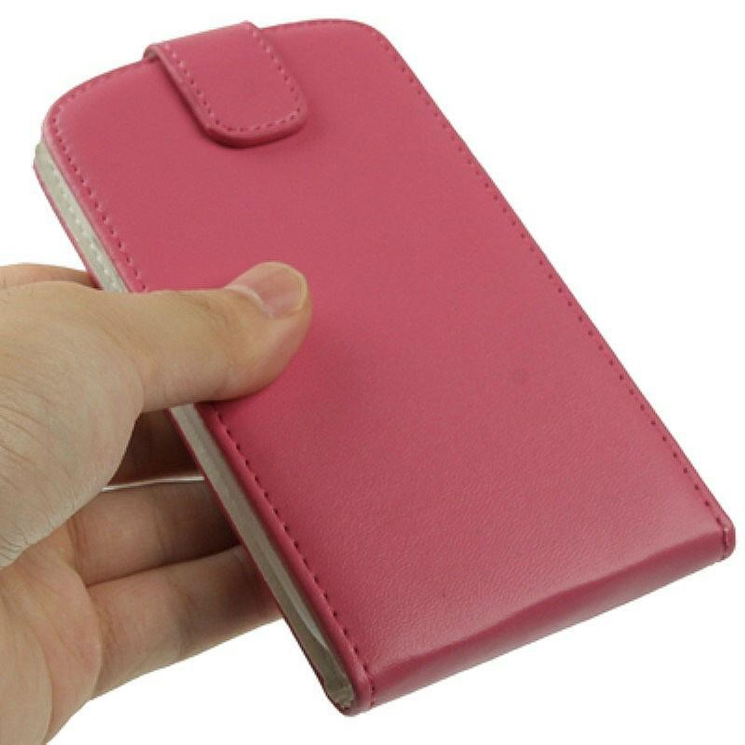 Eine Hand hält eine pinkfarbene Handyhülle. Die Hülle ist mit einem Magnetverschluss geschlossen. Weißes Innere.