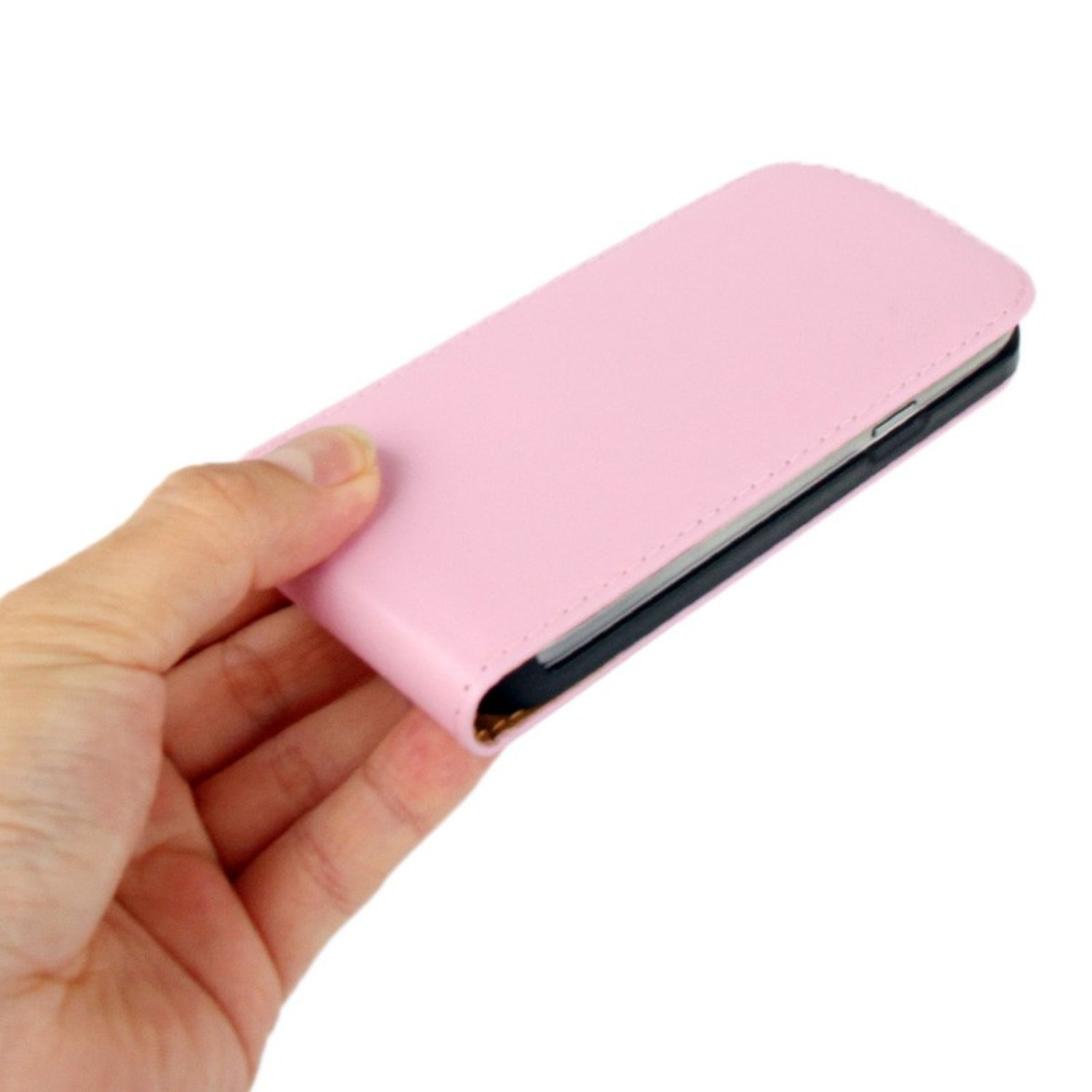 Eine Hand hält eine rosa Handyhülle, geschlossen wie eine Brieftasche, weißer Hintergrund.