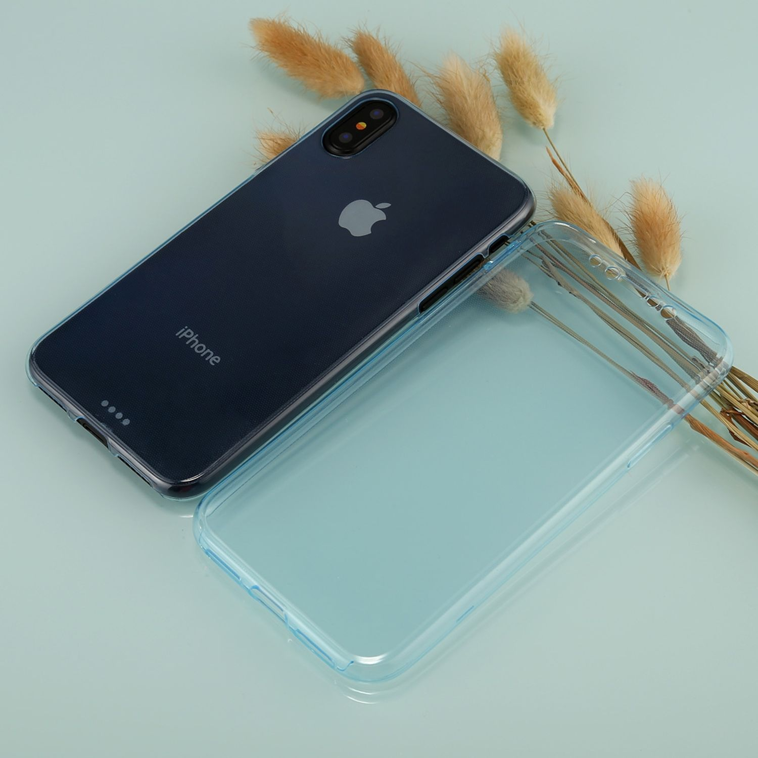 Zwei Handyhüllen. Eine mit dem Telefon darin. Der Hintergrund ist hellblau.