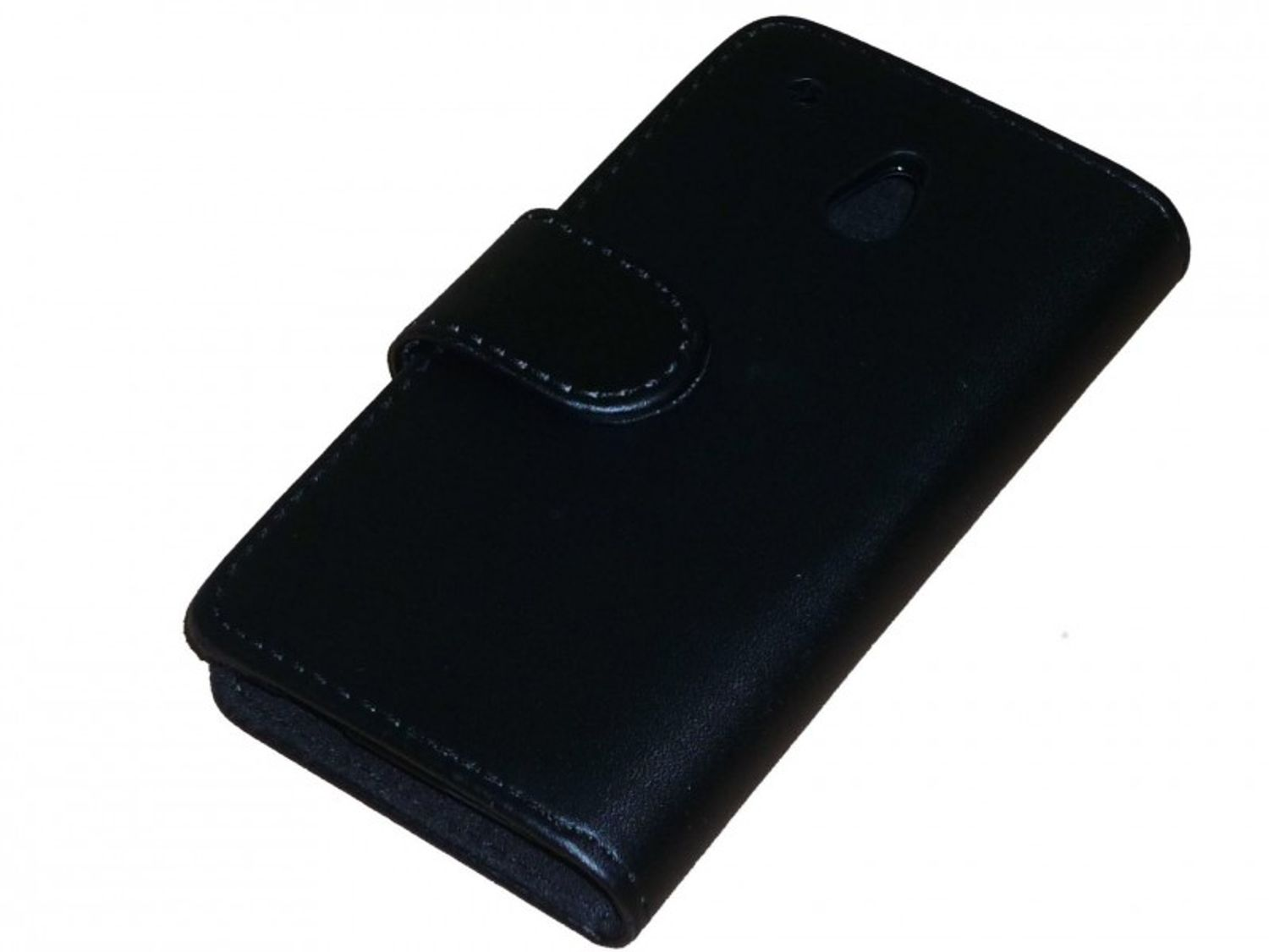 Schwarze Leder-Handyhülle, geschlossen, mit Schnappverschluss, auf weißer Oberfläche, schräge Ansicht.
