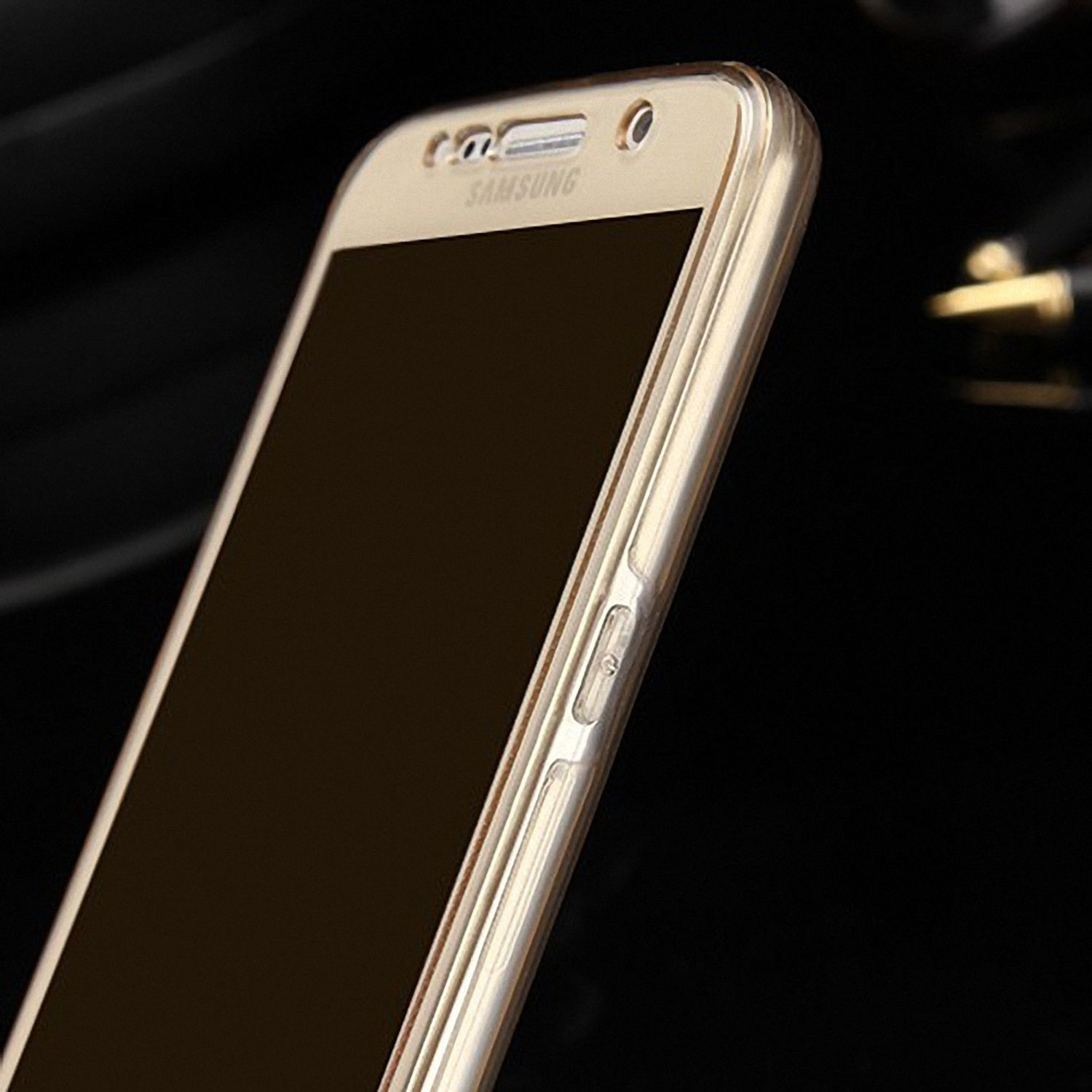 Ein goldenes Telefon mit schwarzem Bildschirm, Nahaufnahme, in dunkler Umgebung.