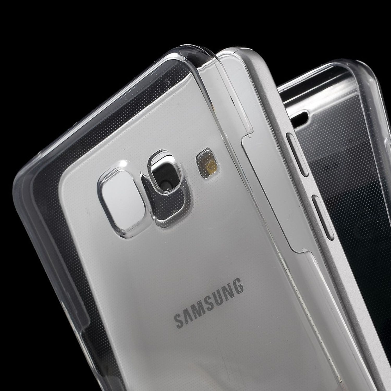 Nahaufnahme von transparenten Handyhüllen auf schwarzem Hintergrund. Das Samsung-Logo ist sichtbar.