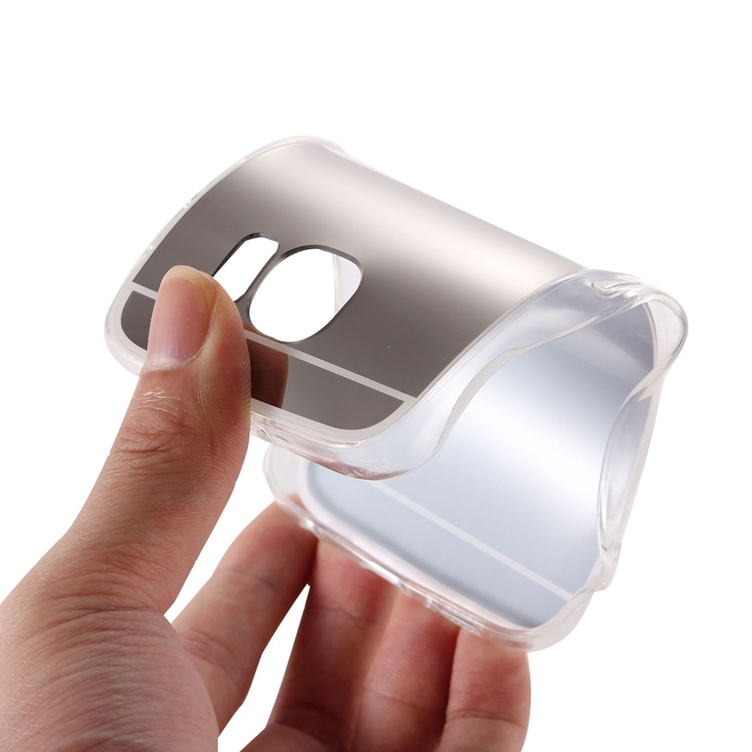 Hand hält eine transparente Handyhülle mit silbernem Streifen. Die Hülle ist leer.