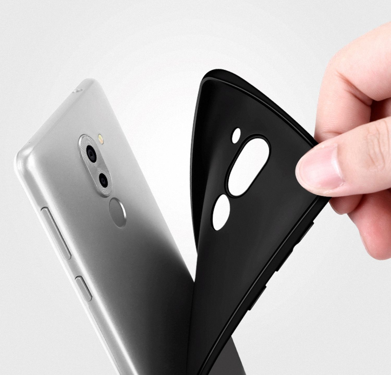 Hand hält eine schwarze Handyhülle über einem silbernen Telefon.