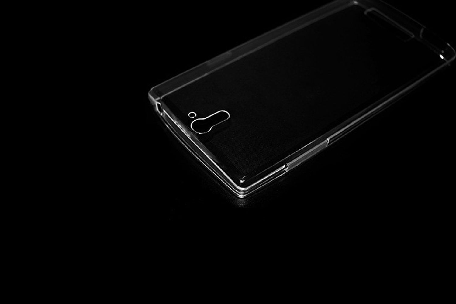 Transparente Handyhülle auf schwarzem Untergrund. Die Hülle ist transparent und das Telefon ist sichtbar.