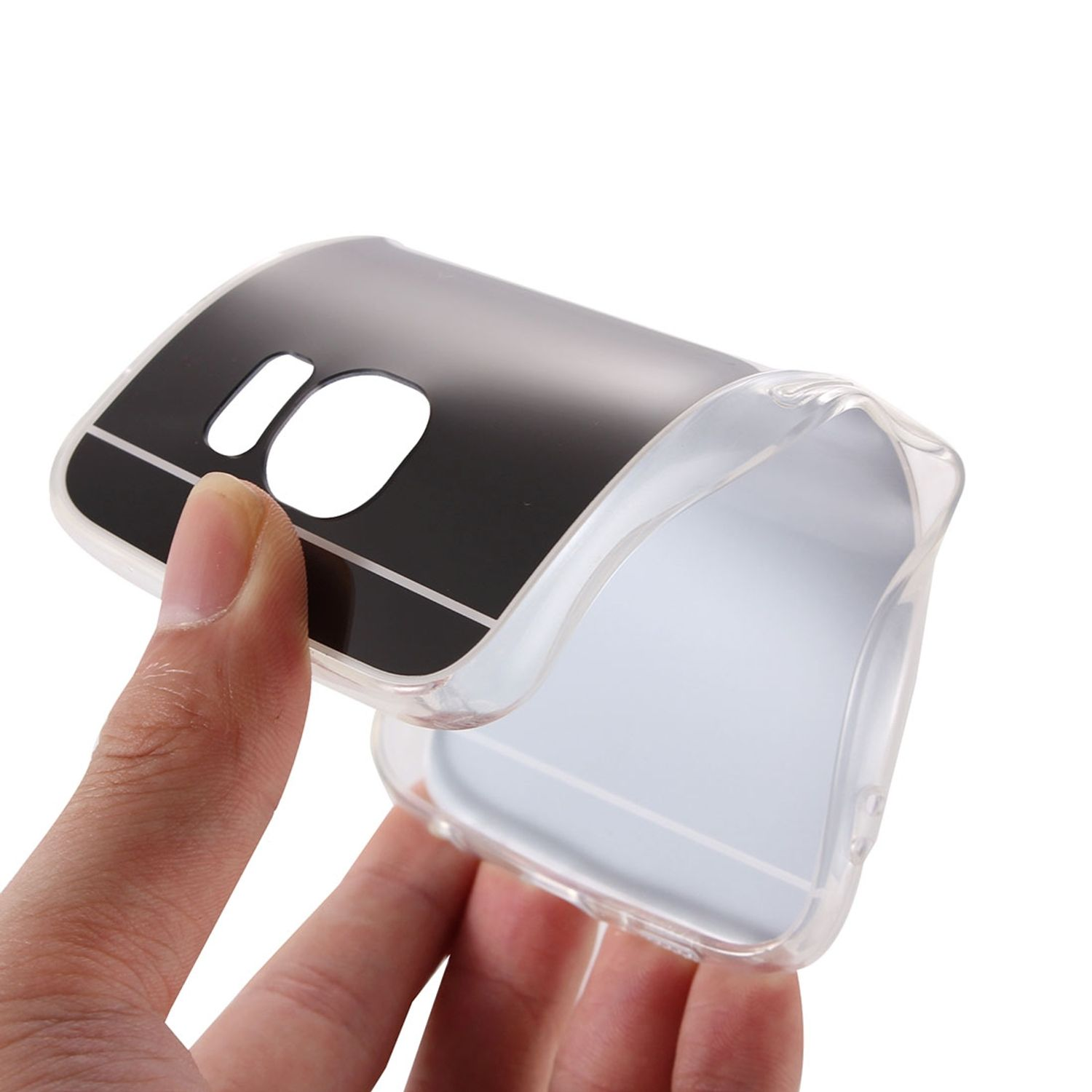 Transparente Handyhülle in der Hand, zeigt schwarz-weißes Design. Weißer Hintergrund.