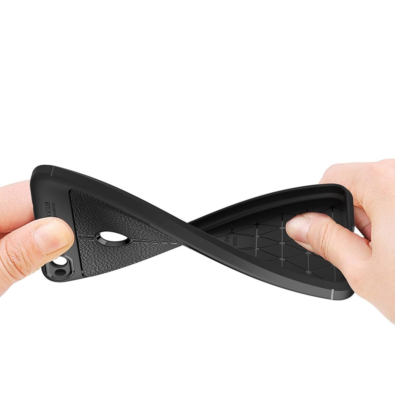 Hände halten eine schwarze Handyhülle. Die Hülle ist flexibel und zeigt eine strukturierte Oberfläche.