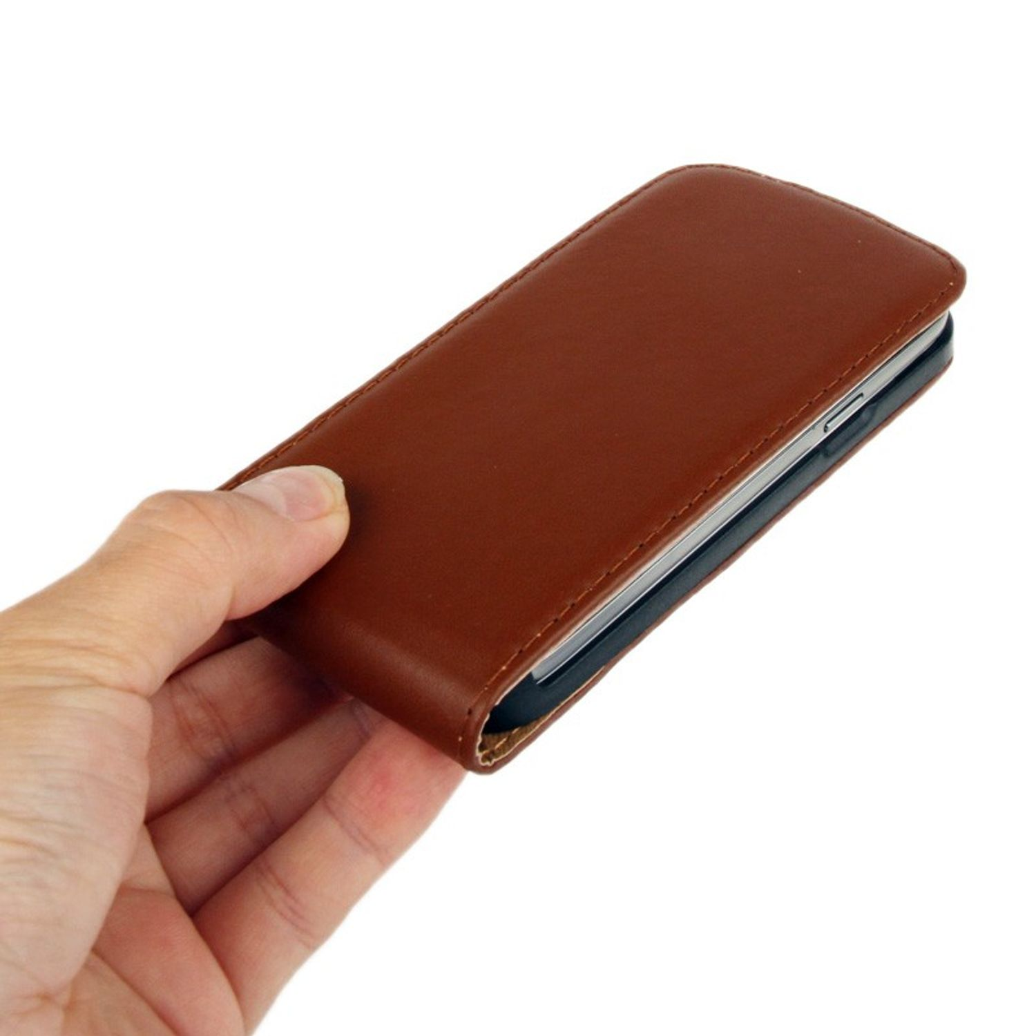 Hand hält eine braune Leder-Handyhülle. Das Telefon ist darin. Weißer Hintergrund.