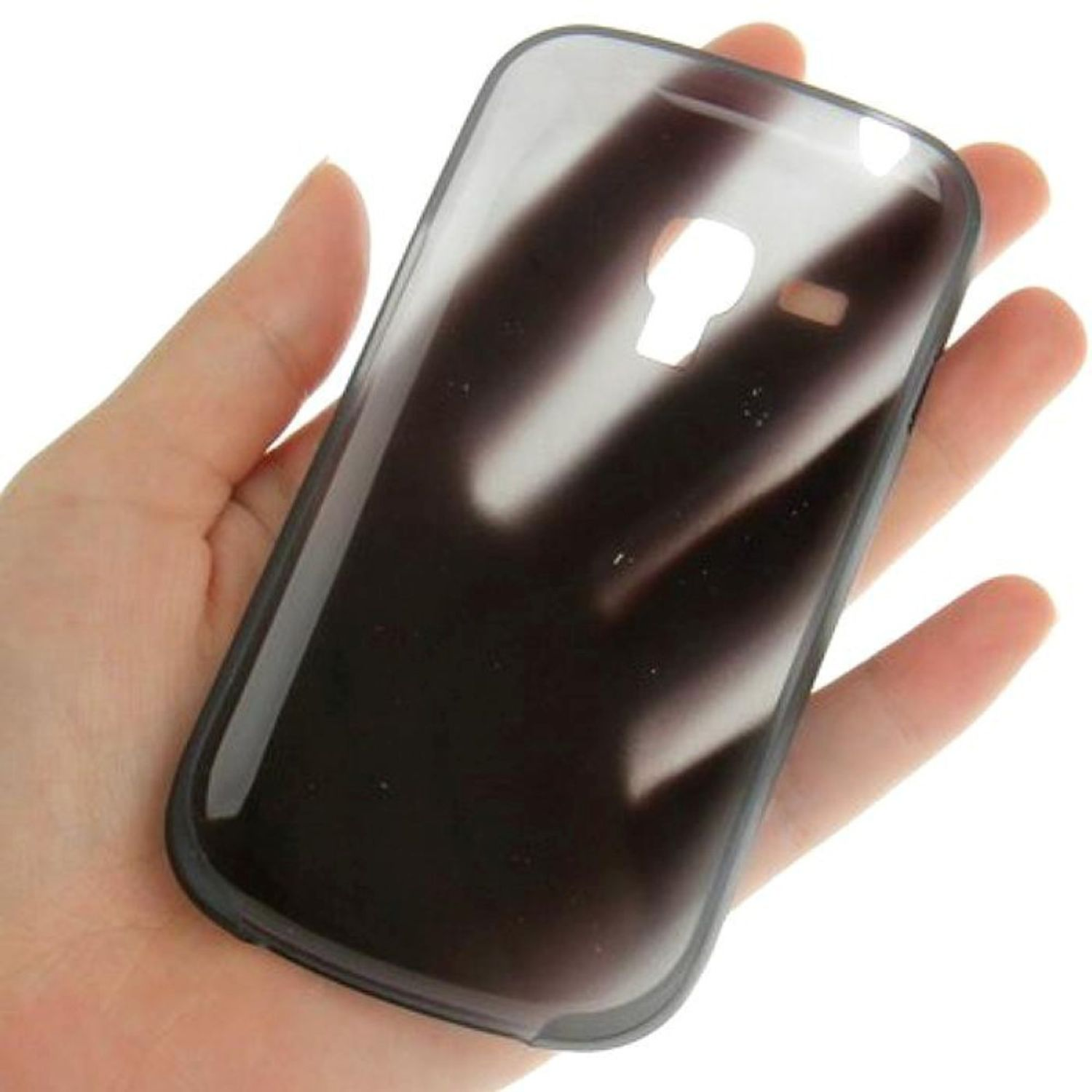 Hand hält eine transparente Handyhülle mit schwarz-weißem Design. Weißer Hintergrund.