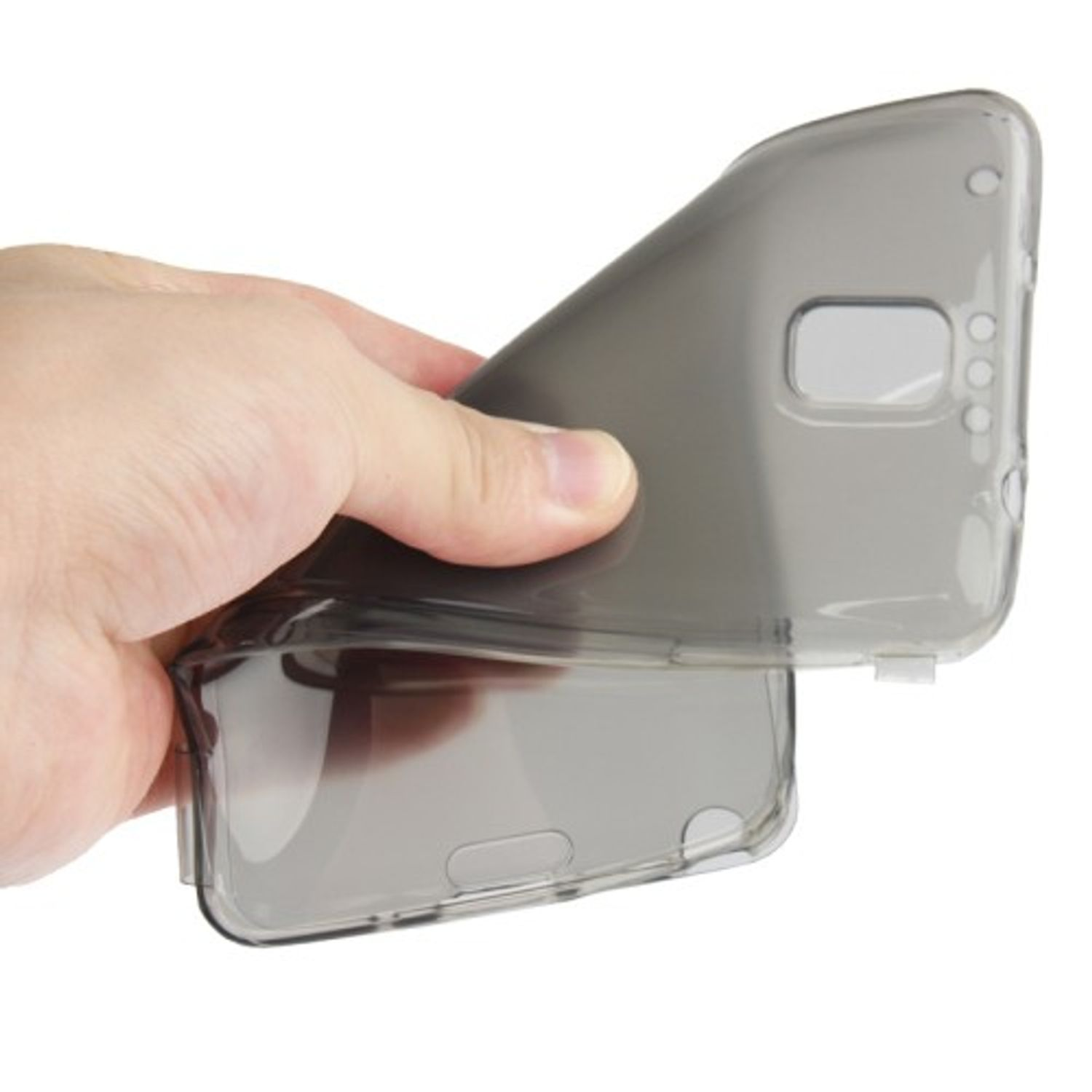 Hand hält eine graue, transparente Handyhülle. Weißer Hintergrund.