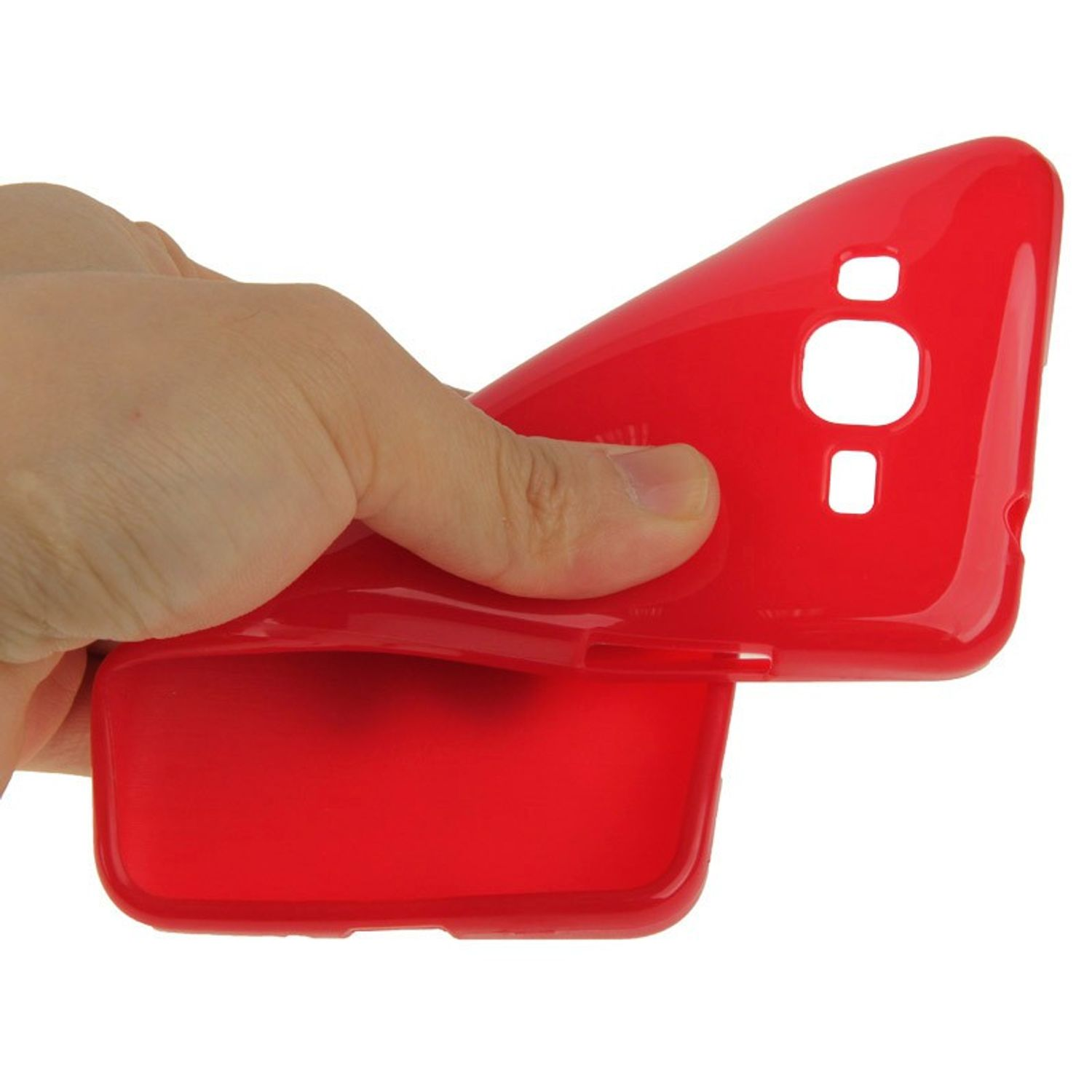 Hand hält rote Handyhülle, eine Hälfte offen, auf weißem Hintergrund.