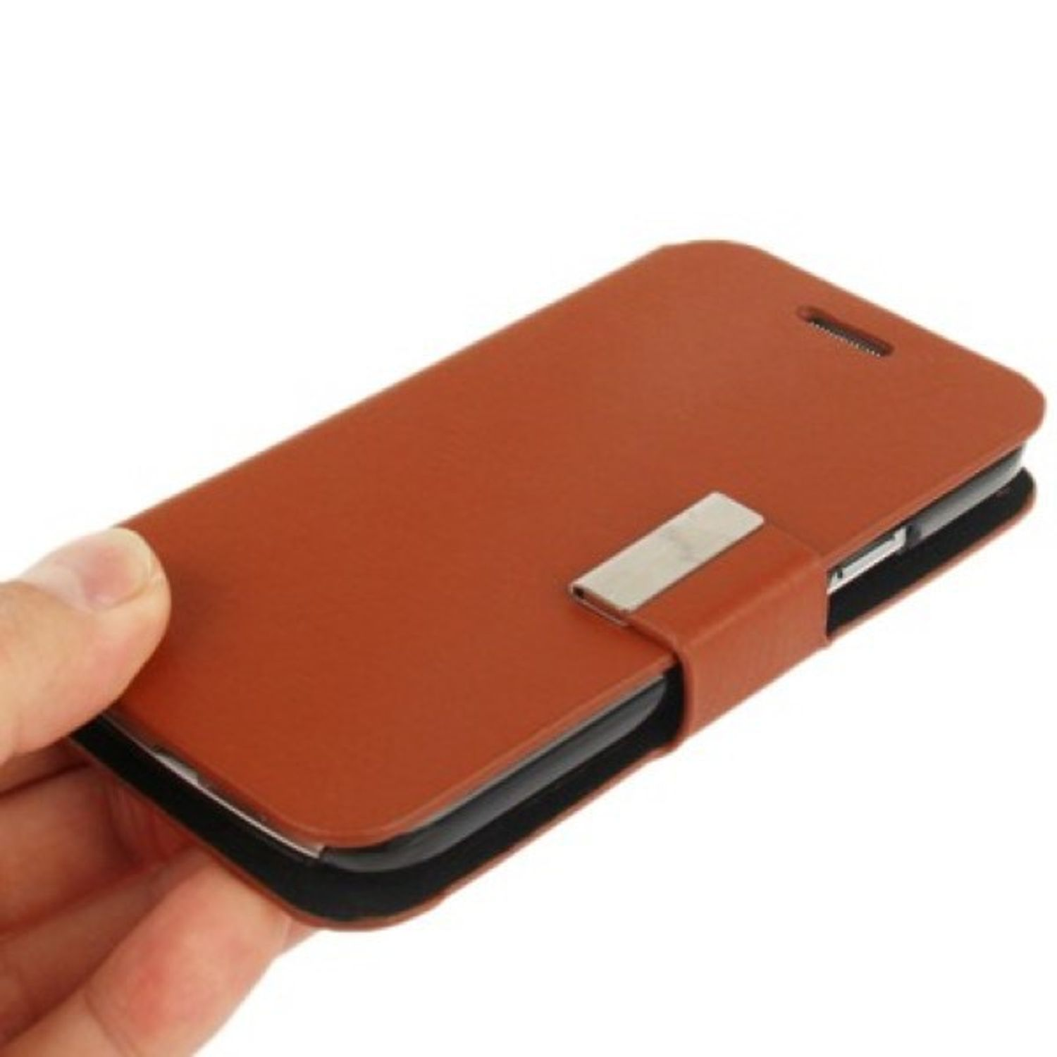 Braune Leder-Handyhülle mit silbernem Verschluss. Das Telefon ist in der Hülle geschlossen. Weißer Hintergrund.