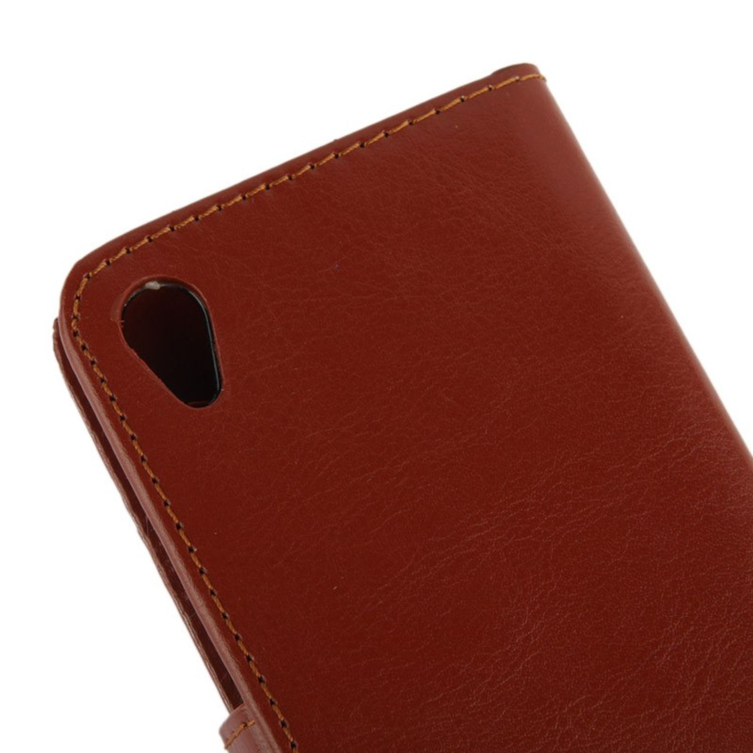 Braune Leder-Handyhülle, Nahaufnahme. Nahtdetails und Kameraausschnitt.