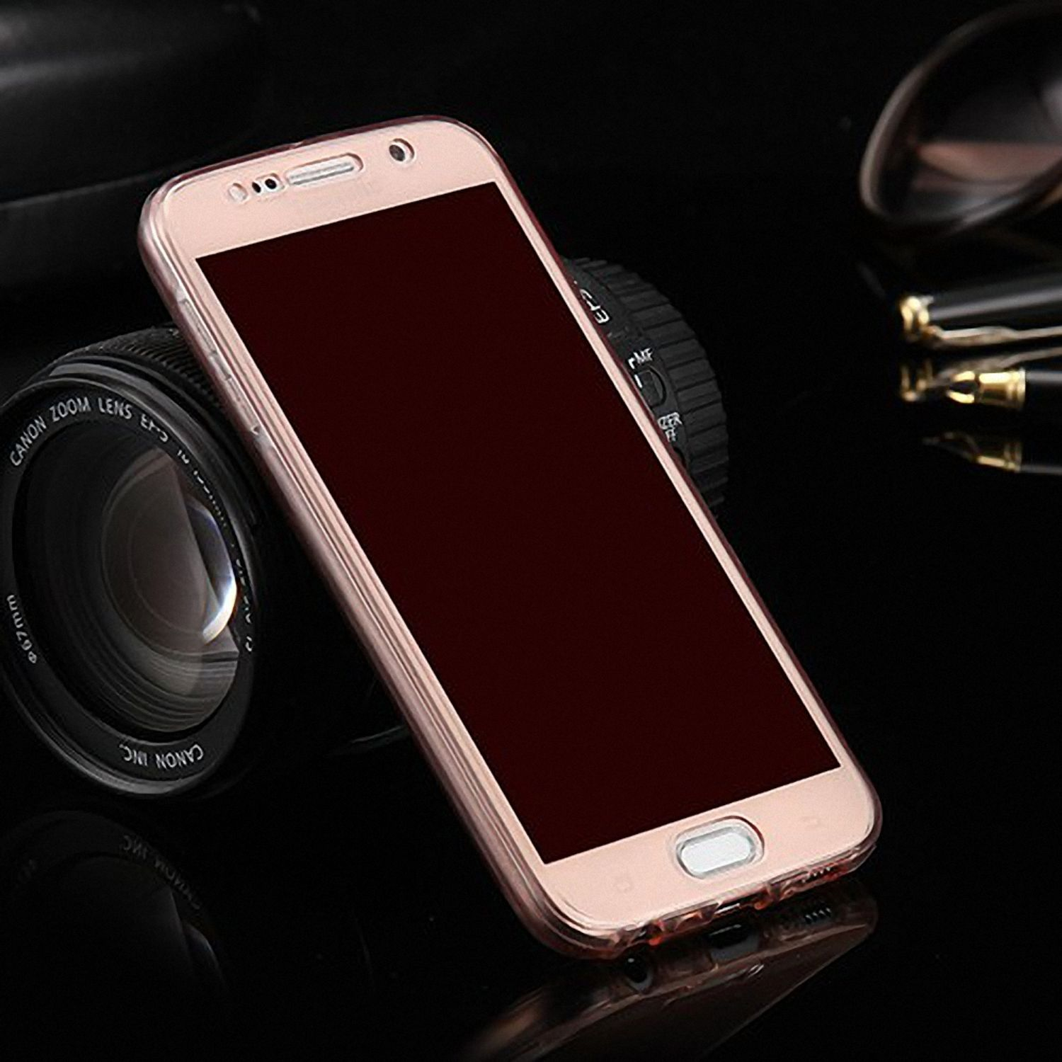 Roségoldenes Telefon vor einer Kameralinse. Das Telefon hat einen dunklen Bildschirm und eine Hülle.