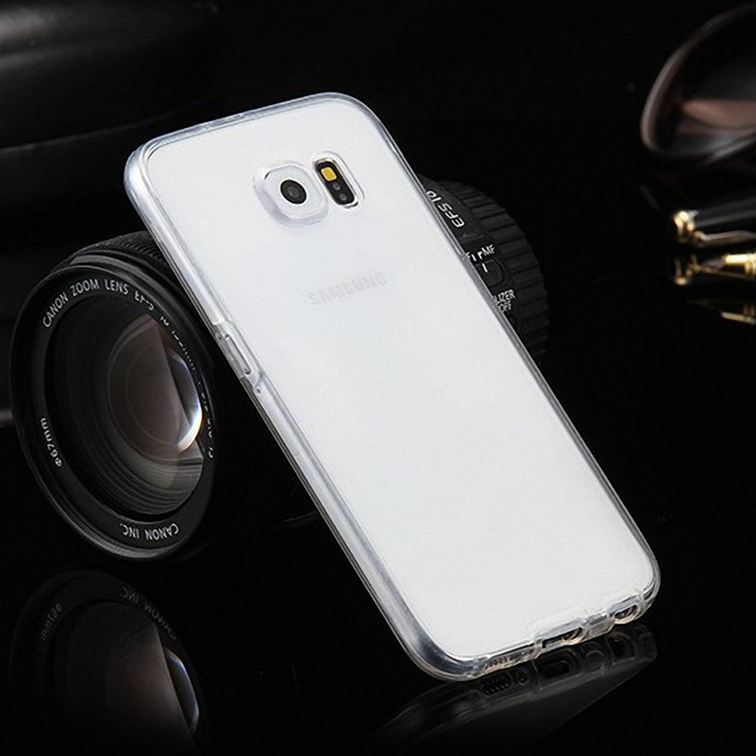 Eine transparente Handyhülle auf einer schwarzen Oberfläche. Ein Kameraobjektiv befindet sich links und ein Samsung-Handy in der Hülle.