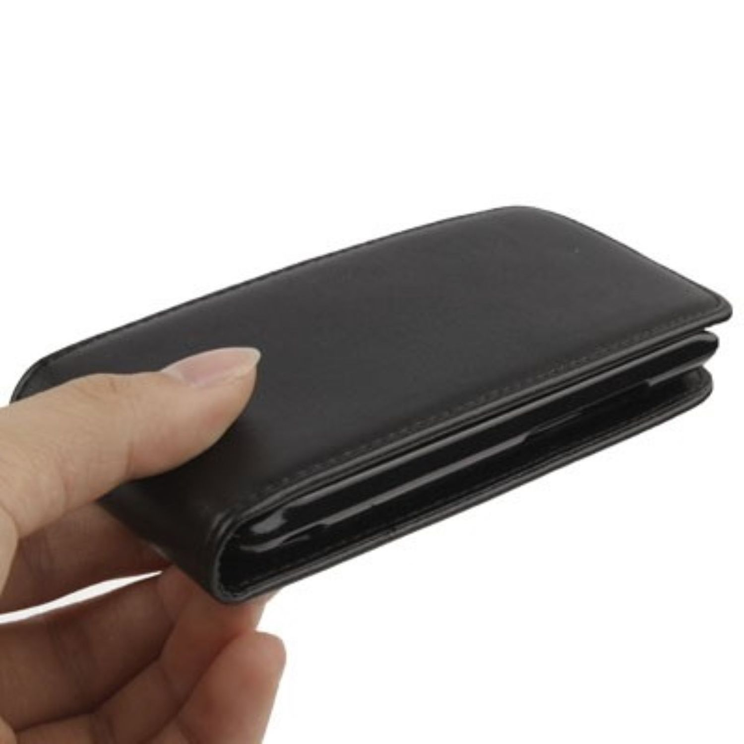 Eine Hand, die eine geschlossene schwarze Lederbrieftasche hält. Die Brieftasche ist dick mit Karten.