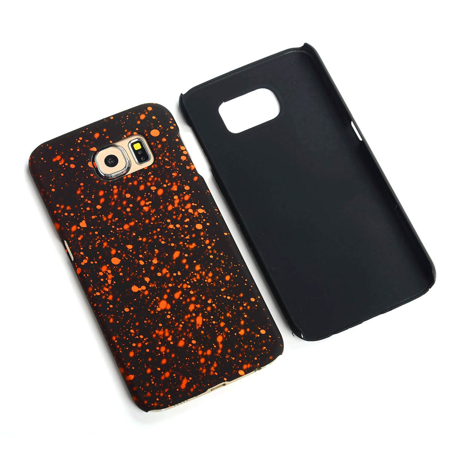 Schwarze Handyhülle mit orangen Farbspritzern. Die Hülle ist von ihrem Telefon getrennt.
