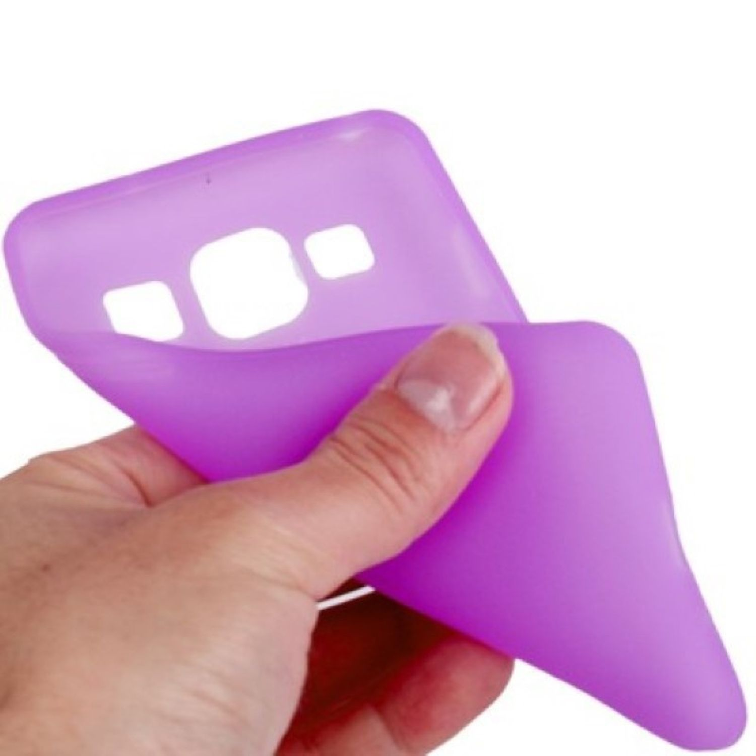 Hand hält eine lila Handyhülle. Weißer Hintergrund.