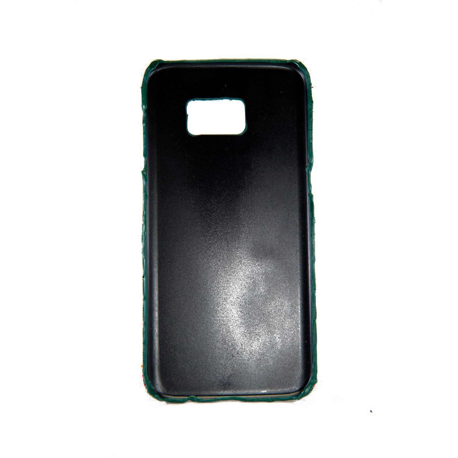 Eine schwarze Handyhülle mit grünem Rand, vor weißem Hintergrund.