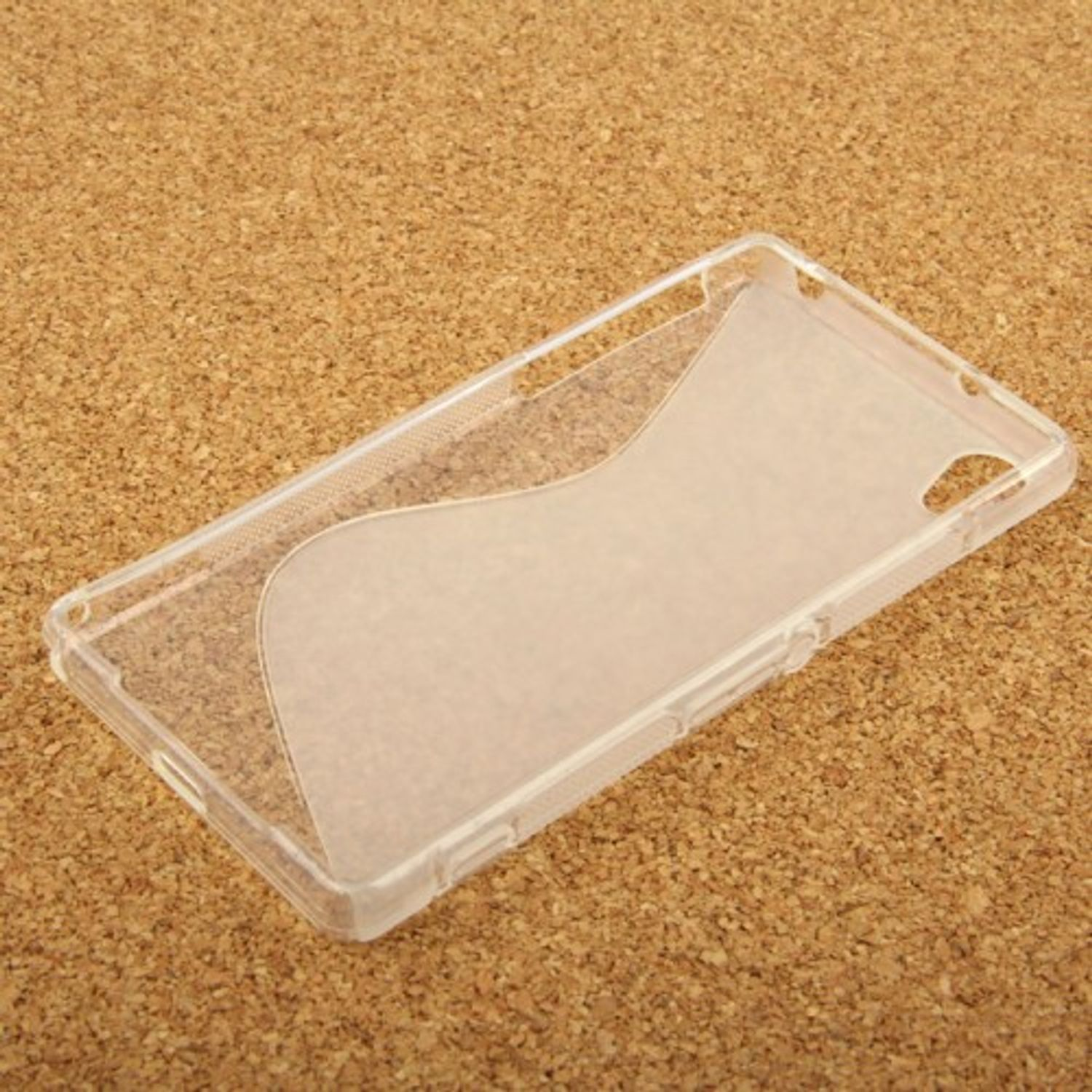 Eine transparente Handyhülle auf einer Korkoberfläche.