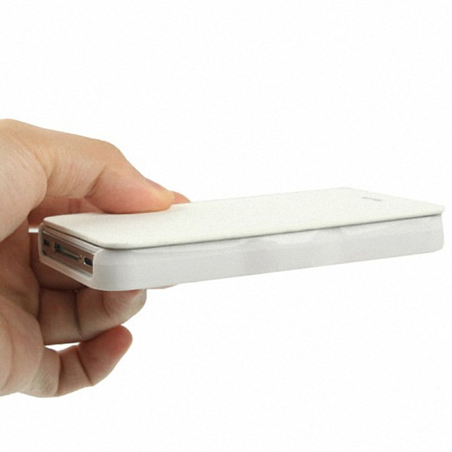 Eine Hand hält eine weiße Handyhülle. Hülle ist weiß. Die Handyhülle ist geschlossen.
