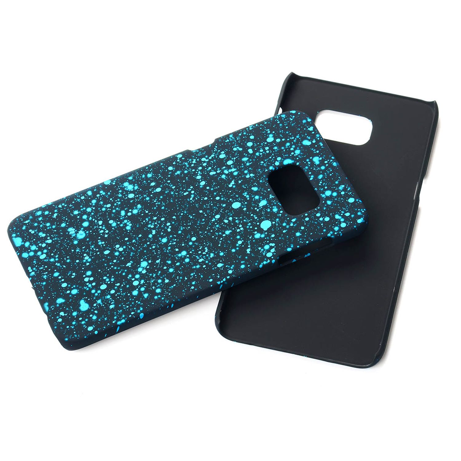 Eine schwarze Handyhülle mit blauen Sprenkeln, auf einer anderen platziert.
