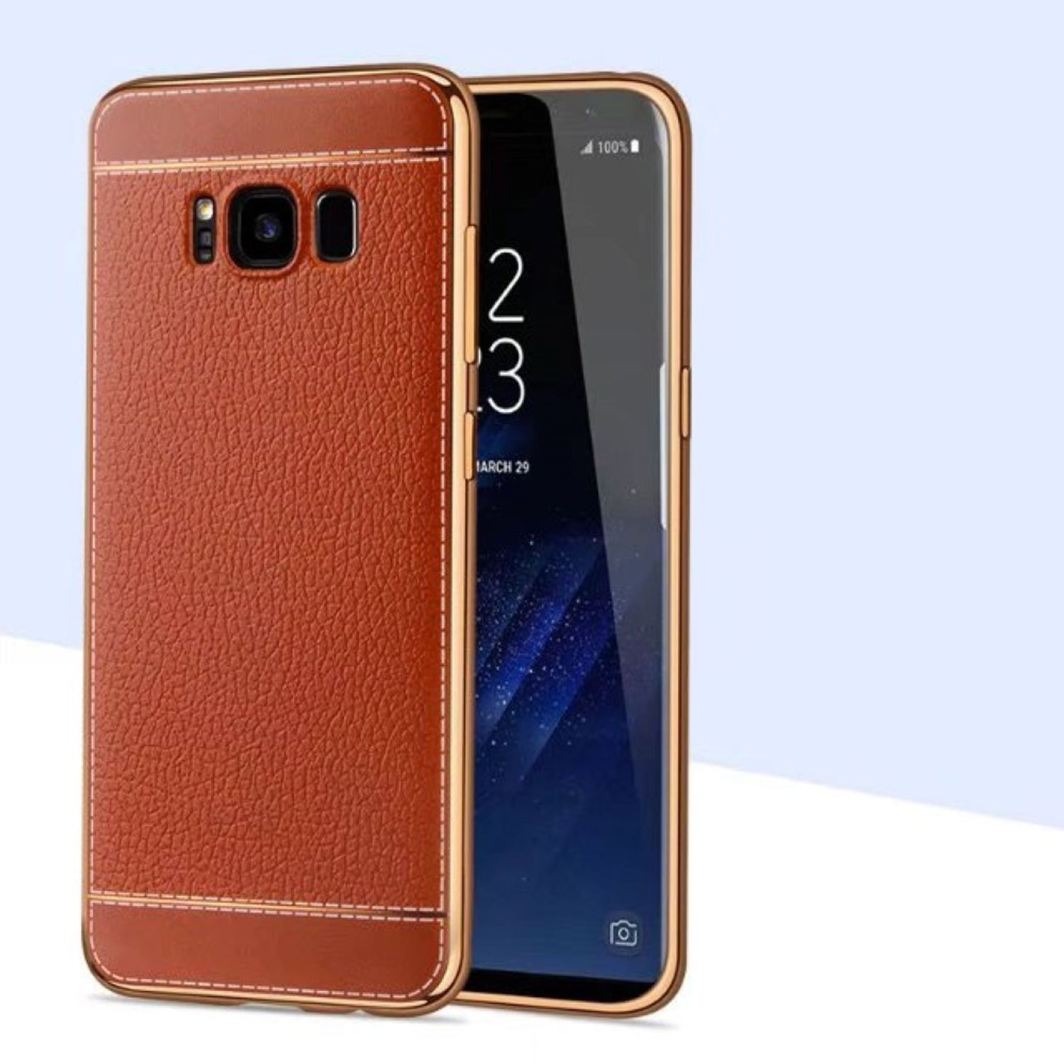 Braune Leder-Handyhülle mit goldenen Akzenten, hält ein Telefon mit dunklem Bildschirm, vor weißem Hintergrund.
