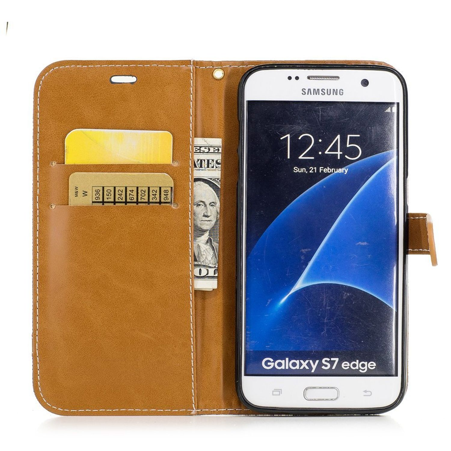 Telefon in brauner Brieftasche mit Karte und Geld. Weißer Hintergrund.
