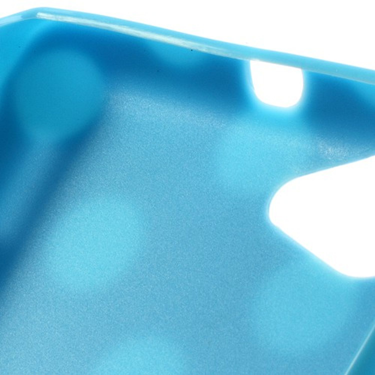 Nahaufnahme einer hellblauen Handyhülle mit strukturierter Oberfläche, weißer Hintergrund.