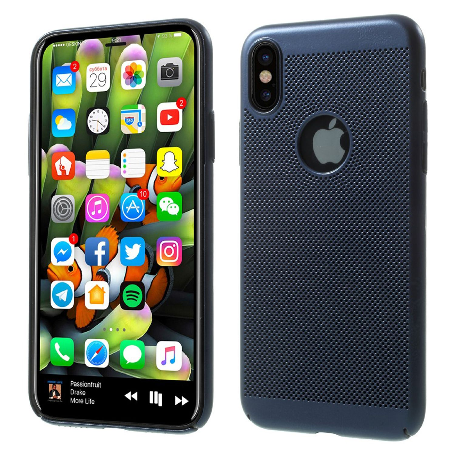 iPhone mit blau strukturierter Hülle. Das Telefon zeigt Apps und einen Musik-Player.