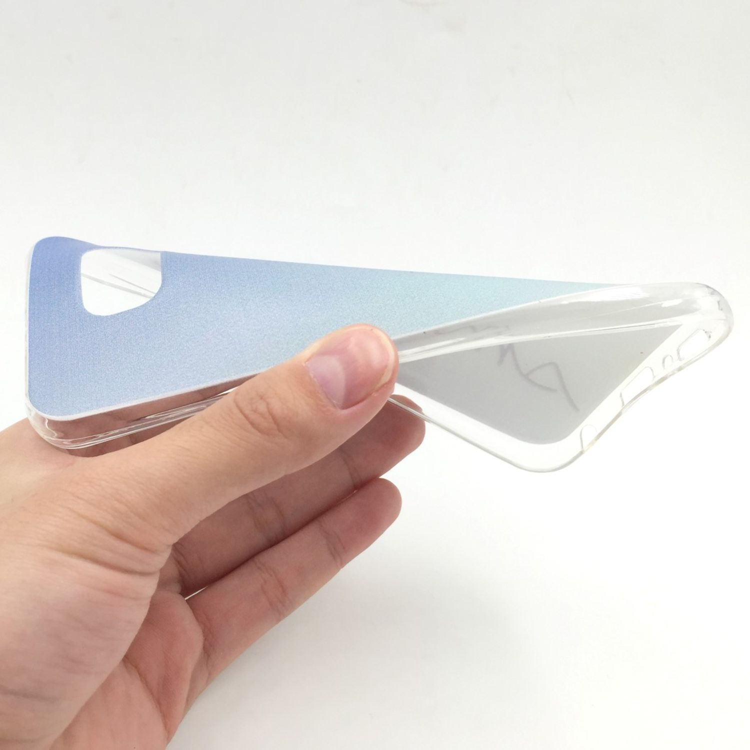 Hand hält eine transparente Handyhülle mit einem blau-weißen Farbverlauf.
