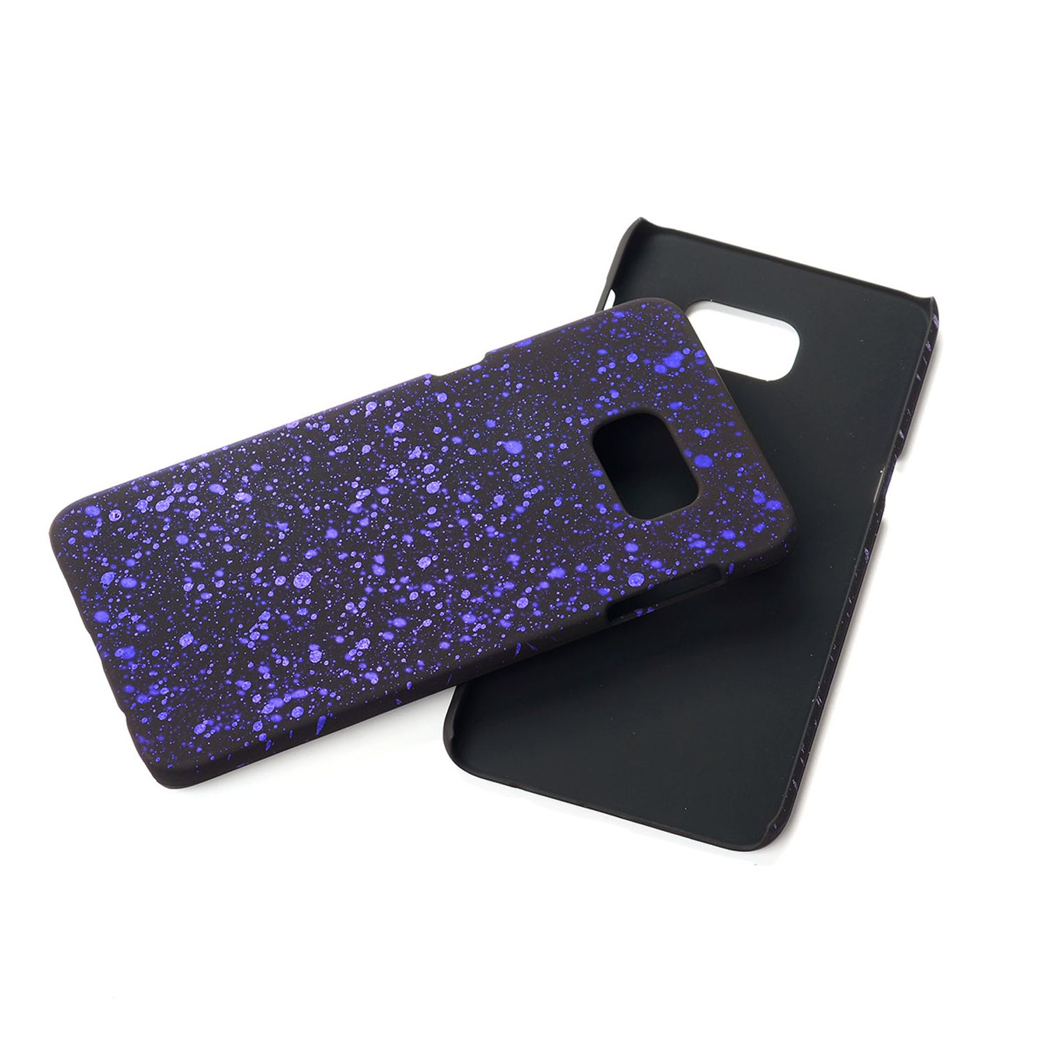 Zwei Handyhüllen, eine mit lila Spritzdesign und eine schwarze, auf weißem Hintergrund.