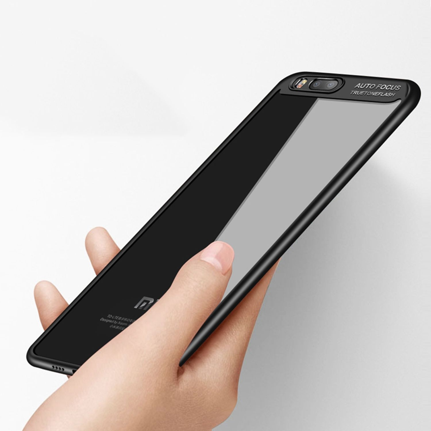 Eine Hand hält eine schwarze Handyhülle. Die Hülle hat eine schwarze, spiegelähnliche Oberfläche. Das Telefon hat eine Kamera.