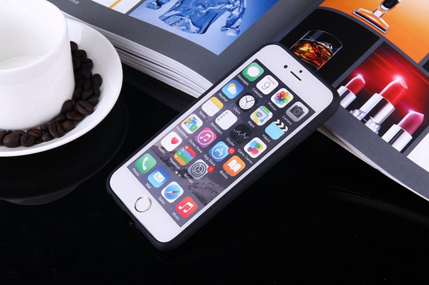 Telefon auf einem Tisch mit Apps. Kaffee und Zeitschriften im Hintergrund.