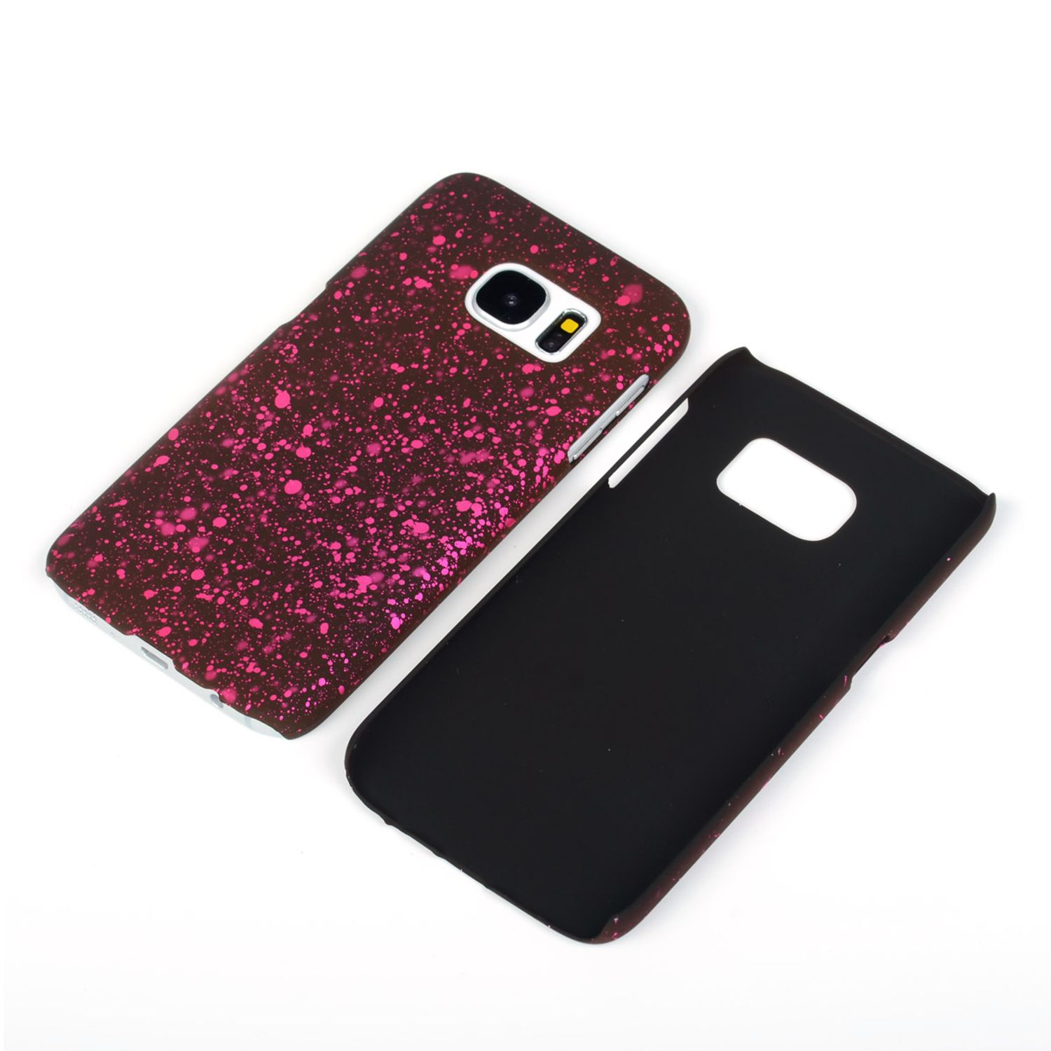 Zwei Handyhüllen, eine schwarz, eine pink mit Spritzdesign. Weißer Hintergrund.