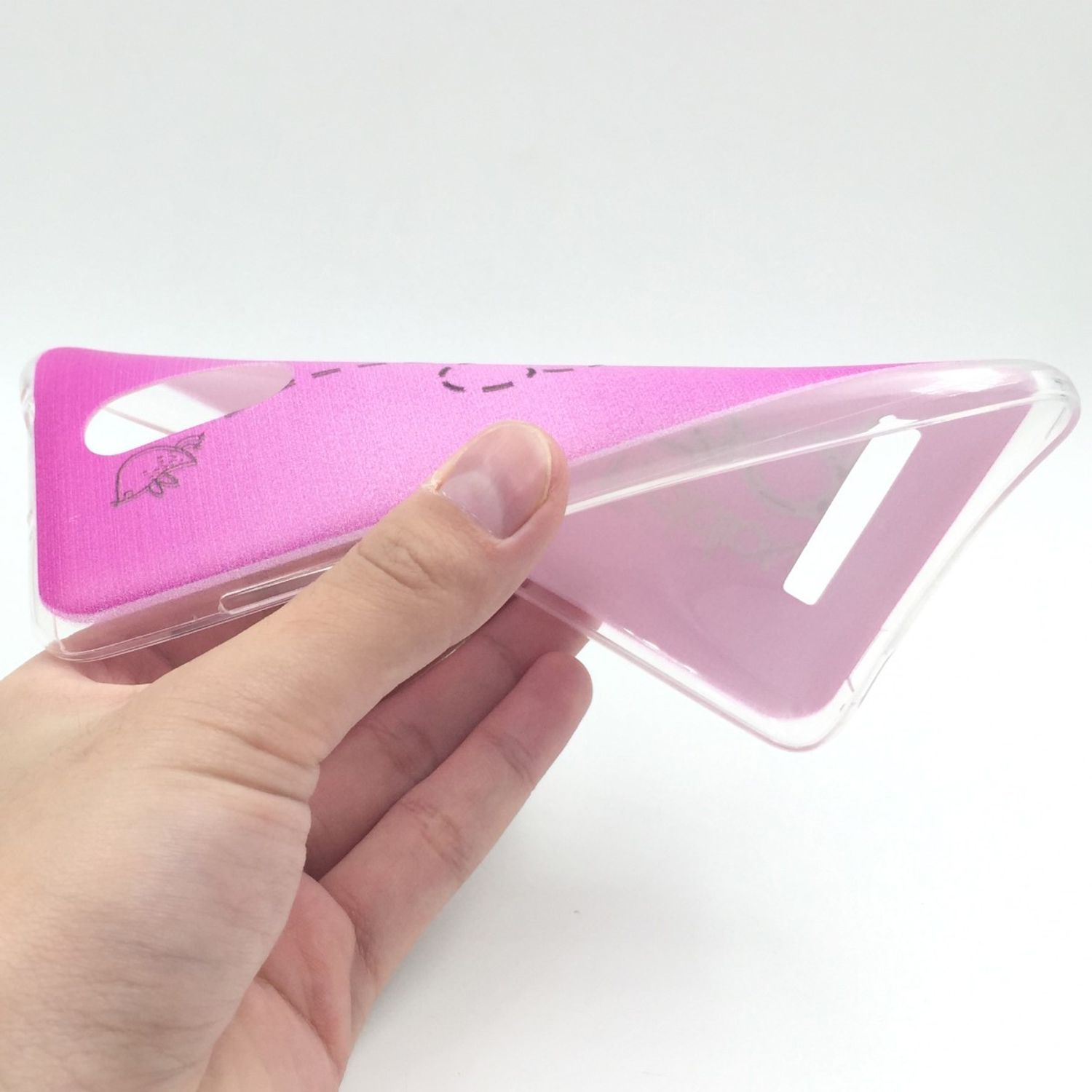 Hand hält eine rosa Handyhülle mit einem Design im Inneren. Die Hülle ist transparent.