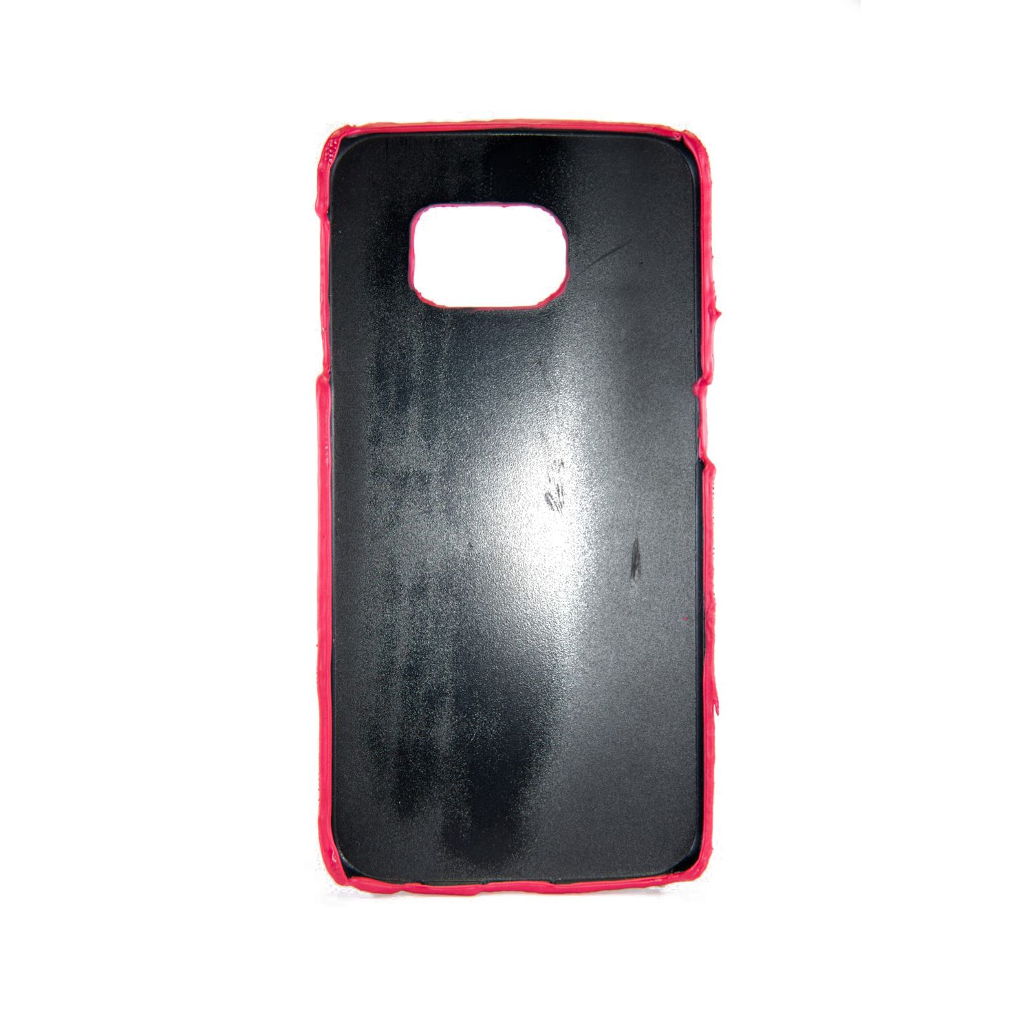 Schwarze Handyhülle mit rosa Rand. Es ist auf weißem Hintergrund.